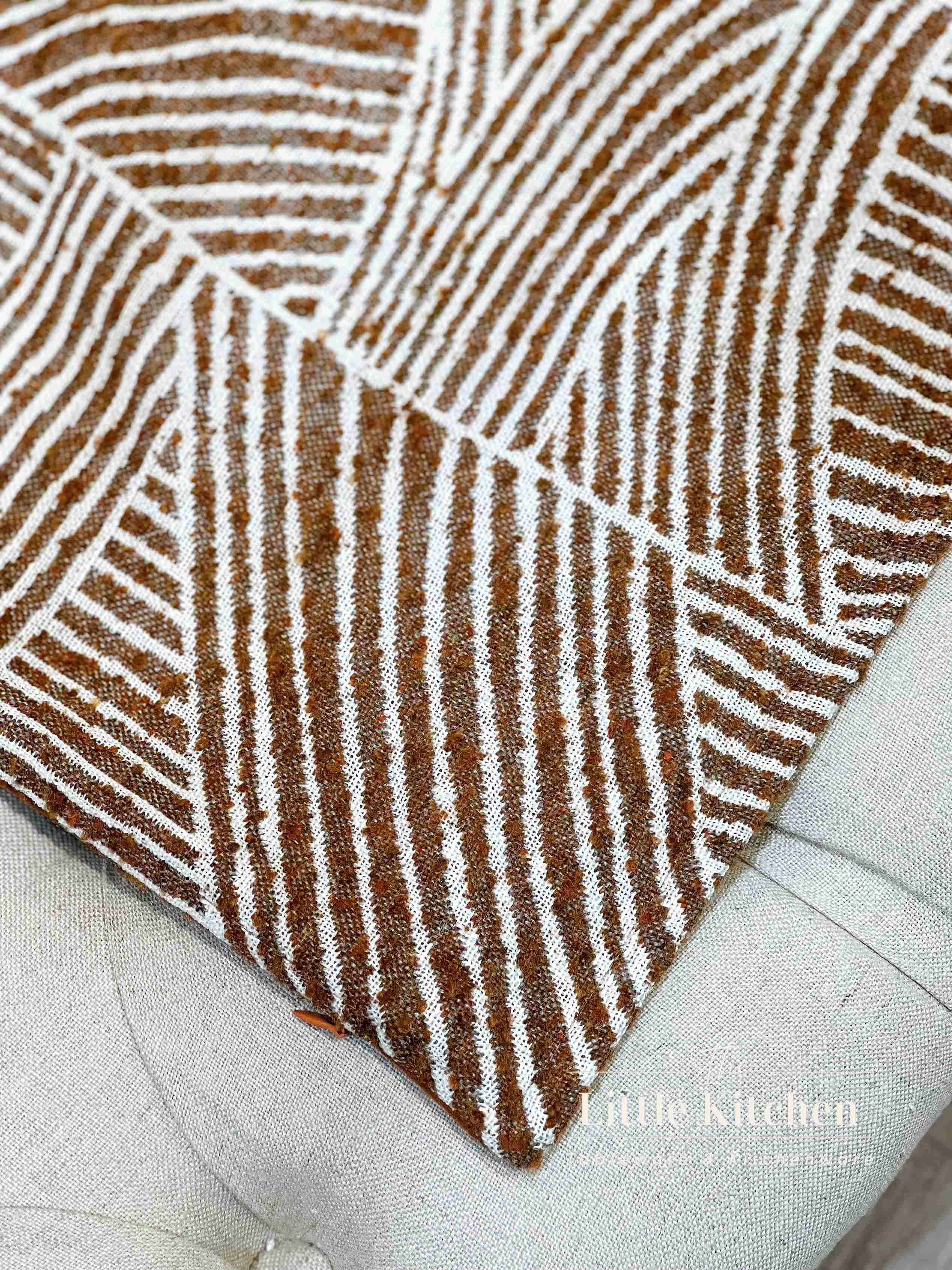 Vỏ gối kẻ sọc nâu trắng