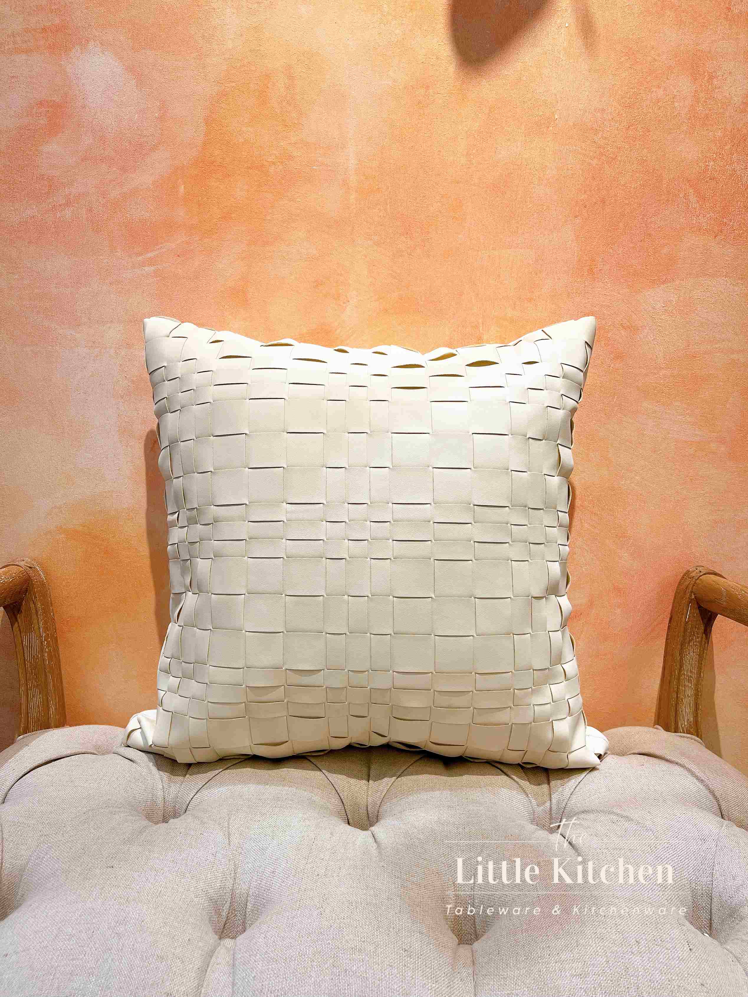 Vỏ gối vuông da lộn ô trắng