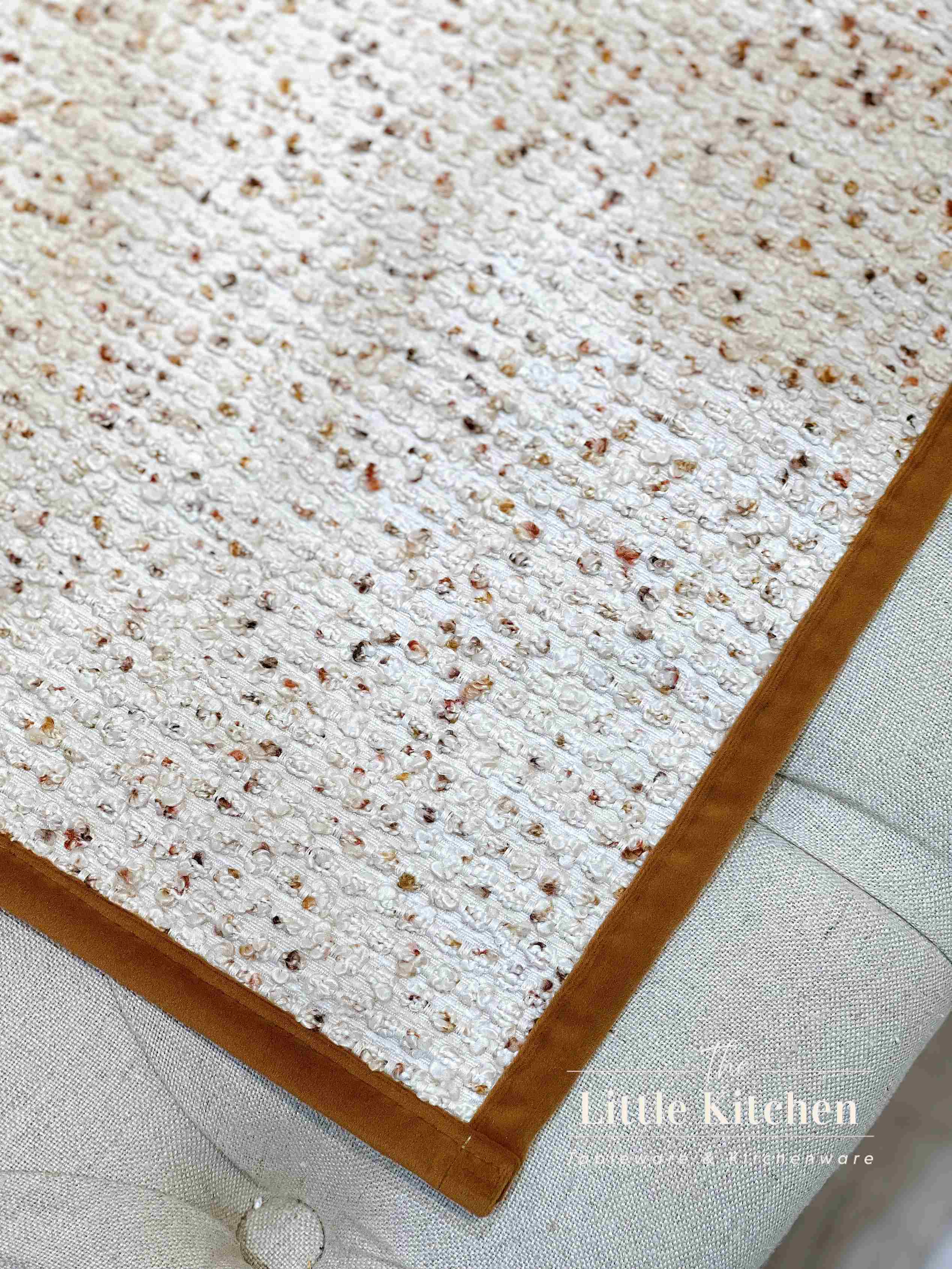 Vỏ gối hạt rối trắng