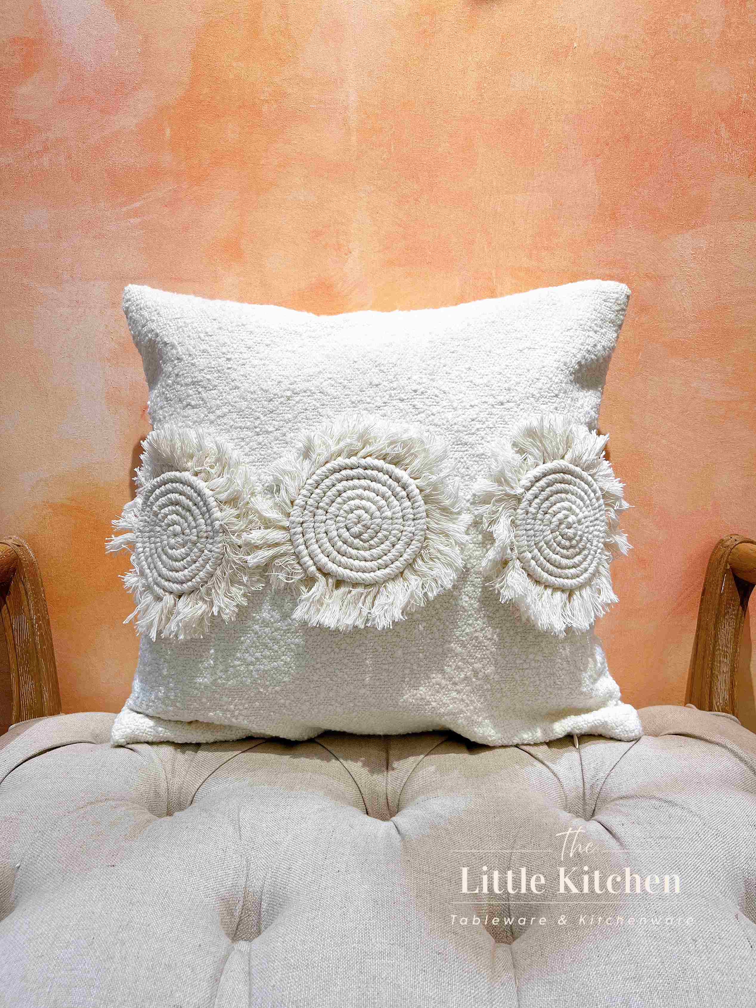 Vỏ gối vuông thêu xoắn trắng