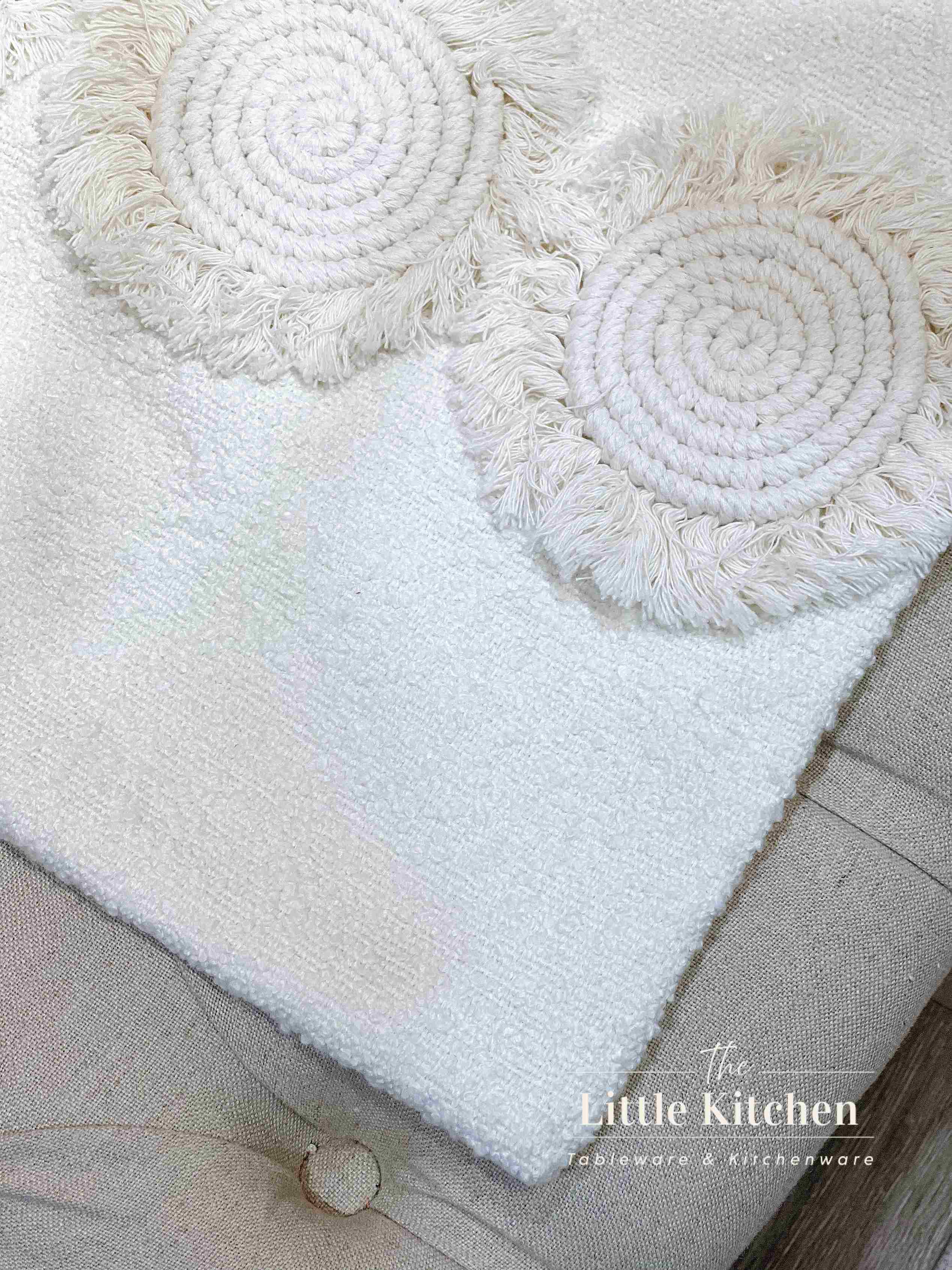 Vỏ gối vuông thêu xoắn trắng