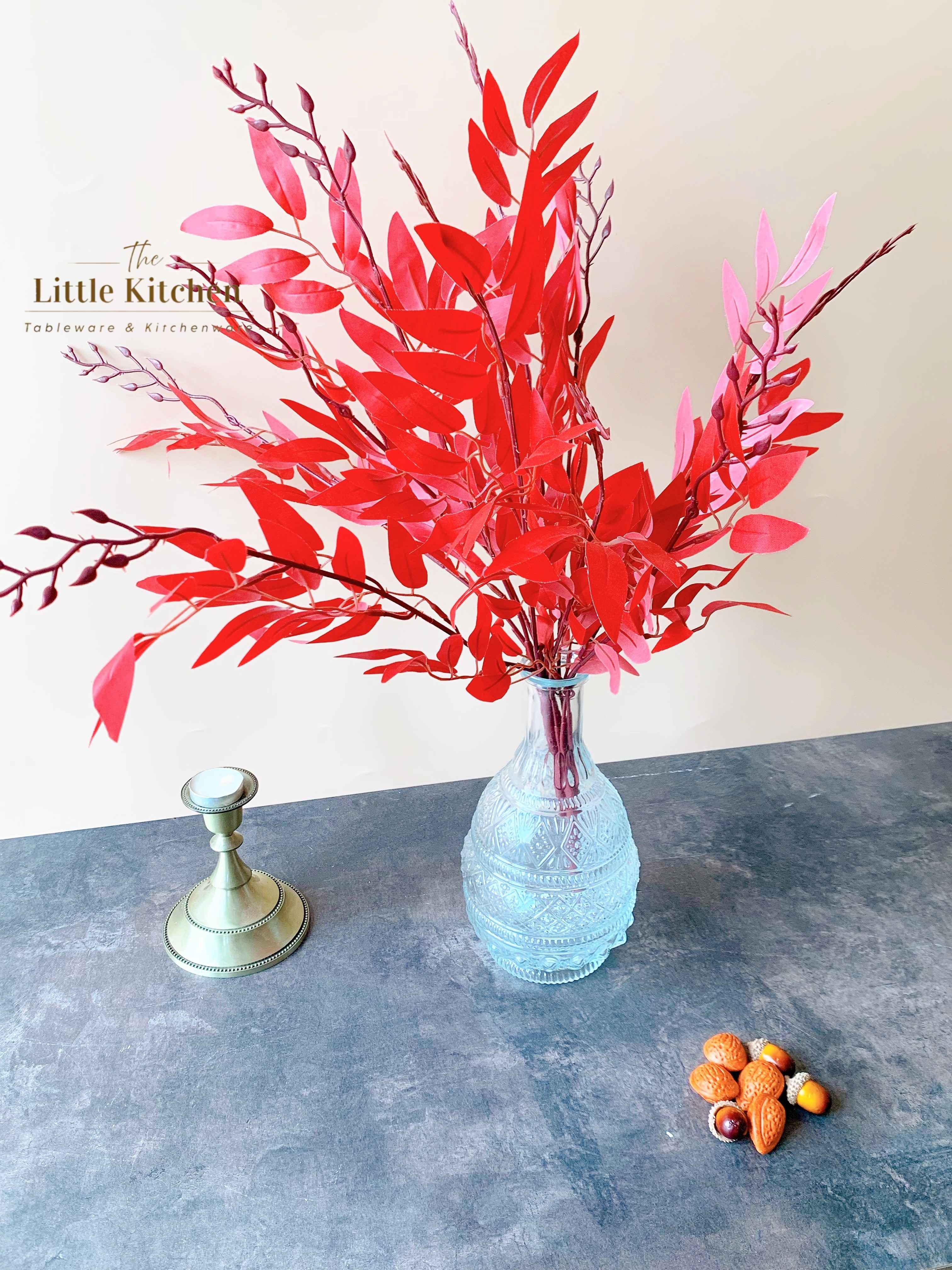 Cành lá nhọn đỏ