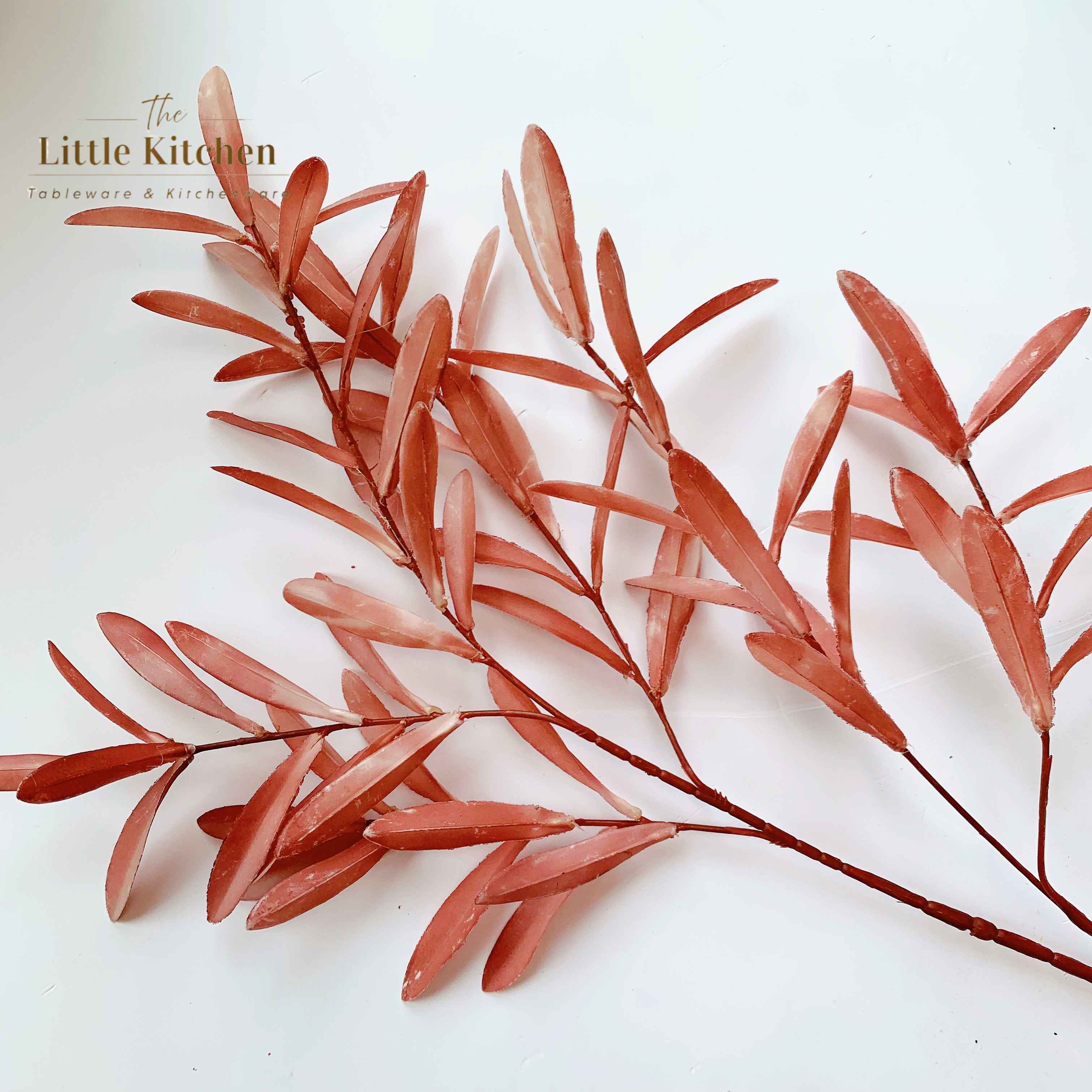 Cành lá dài đỏ