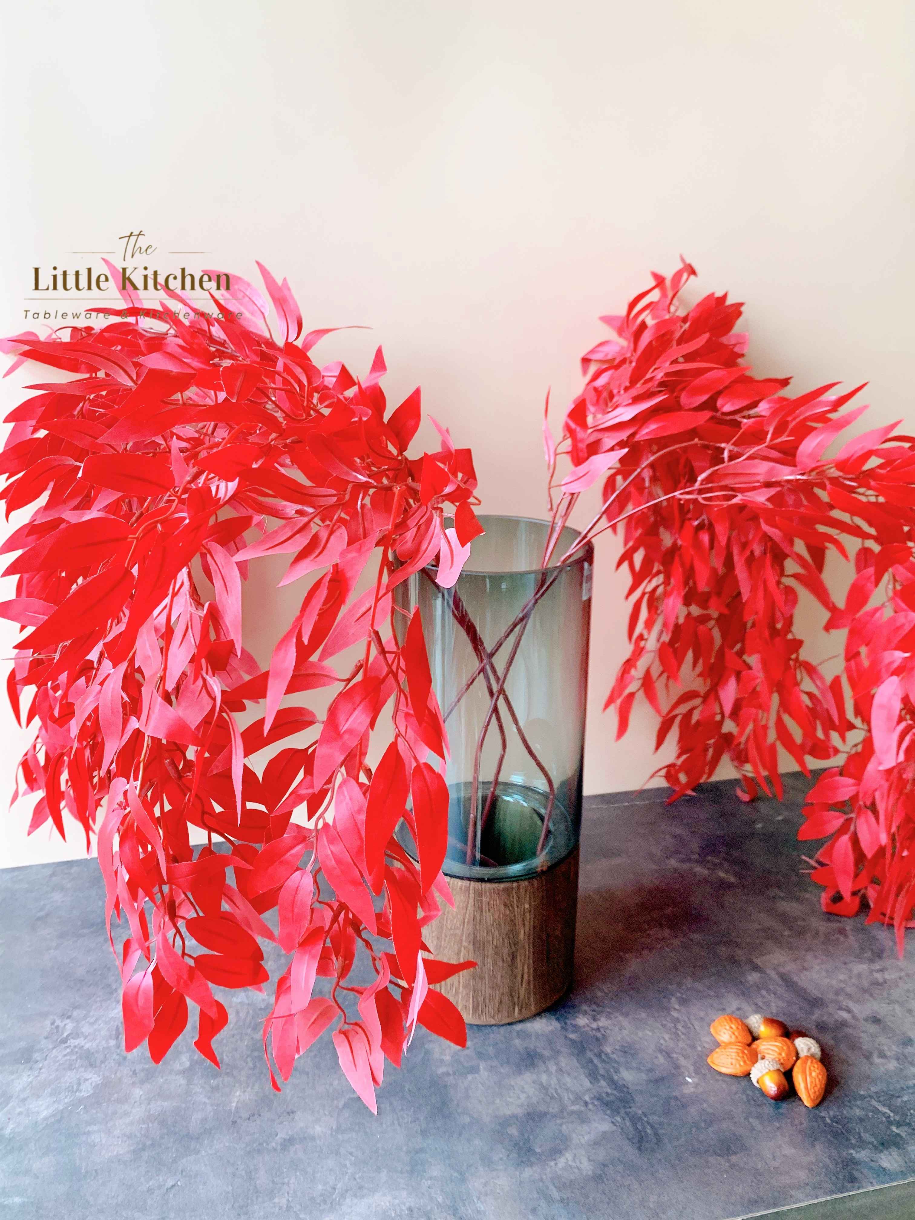 Cành lá dài nhỏ đỏ