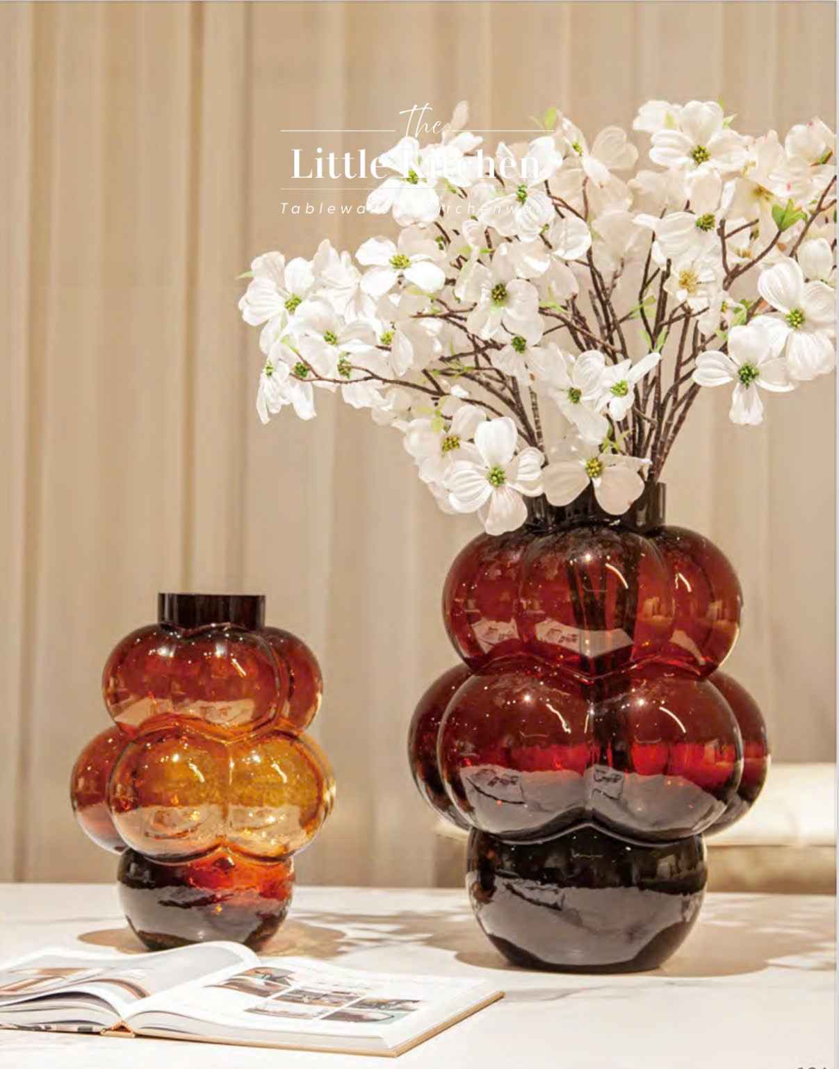 Bình thủy tinh nho đỏ nâu