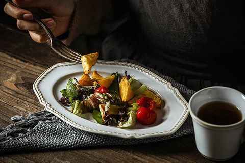 Bộ bát đĩa cao cấp phong cách vintage màu trắng hoa tiết gờ nổi