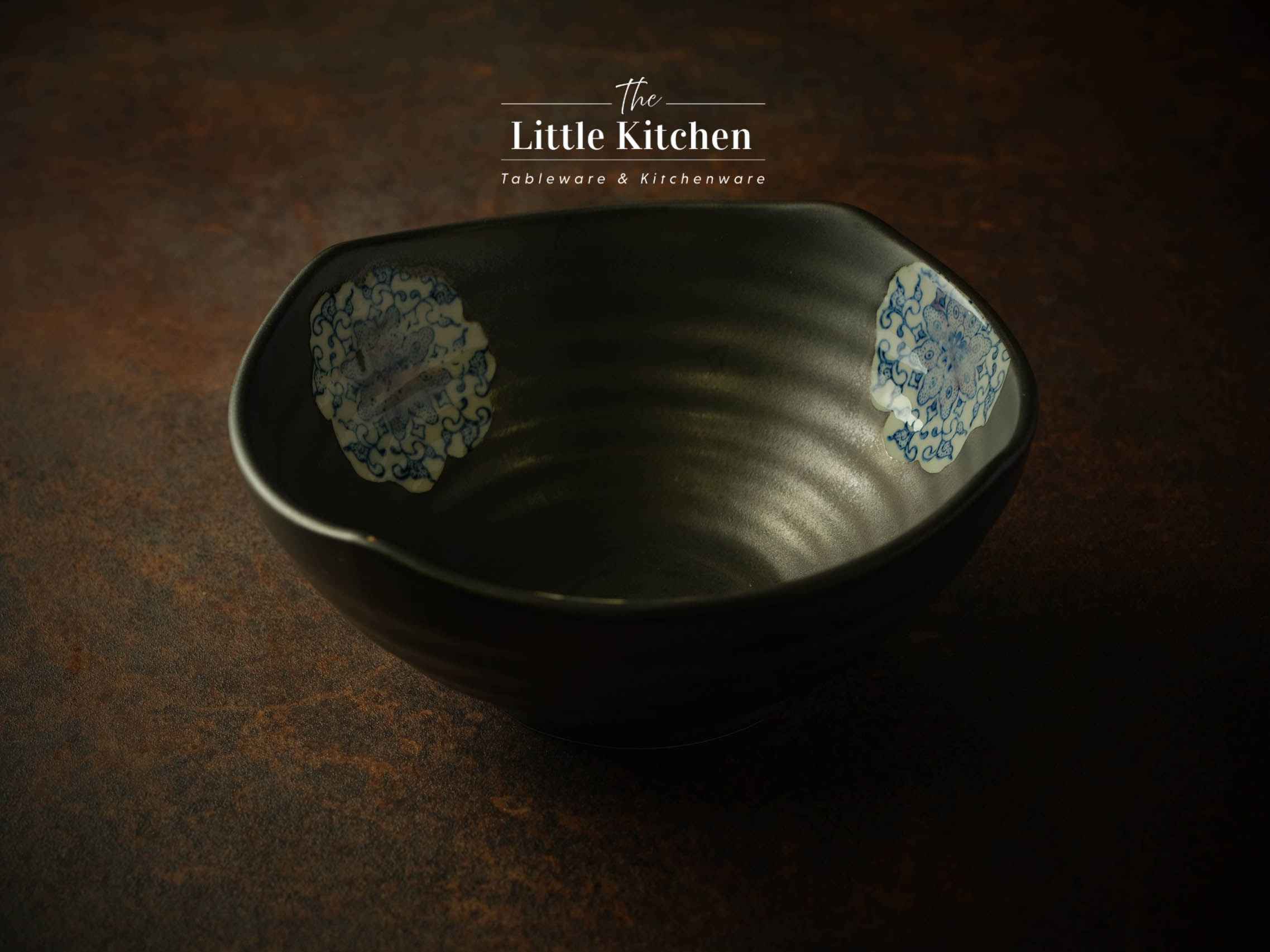 Bộ bát đĩa cao cấp phong cách Nhật Bản màu đen đắp hoa.