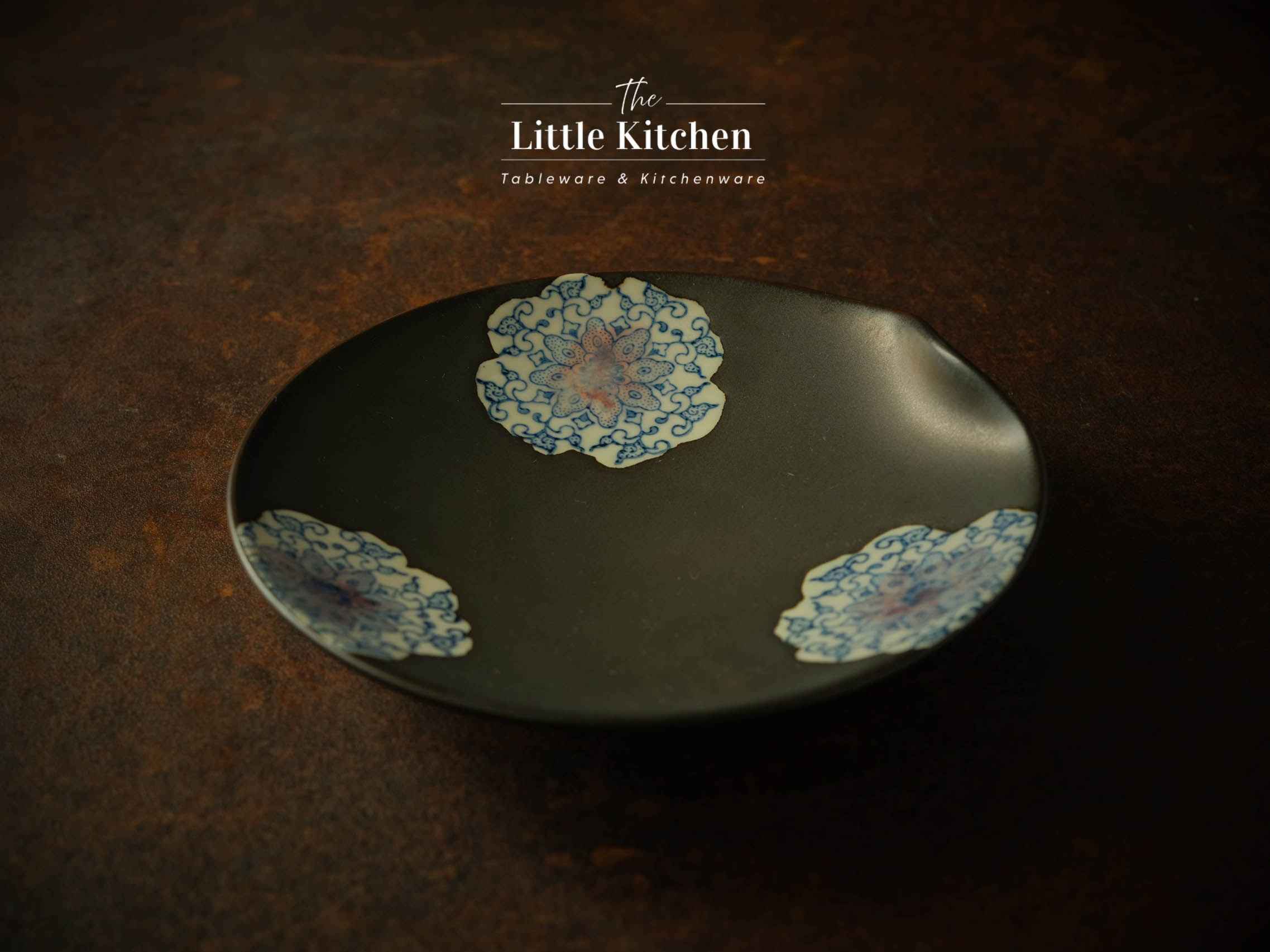 Bộ bát đĩa cao cấp phong cách Nhật Bản màu đen đắp hoa.