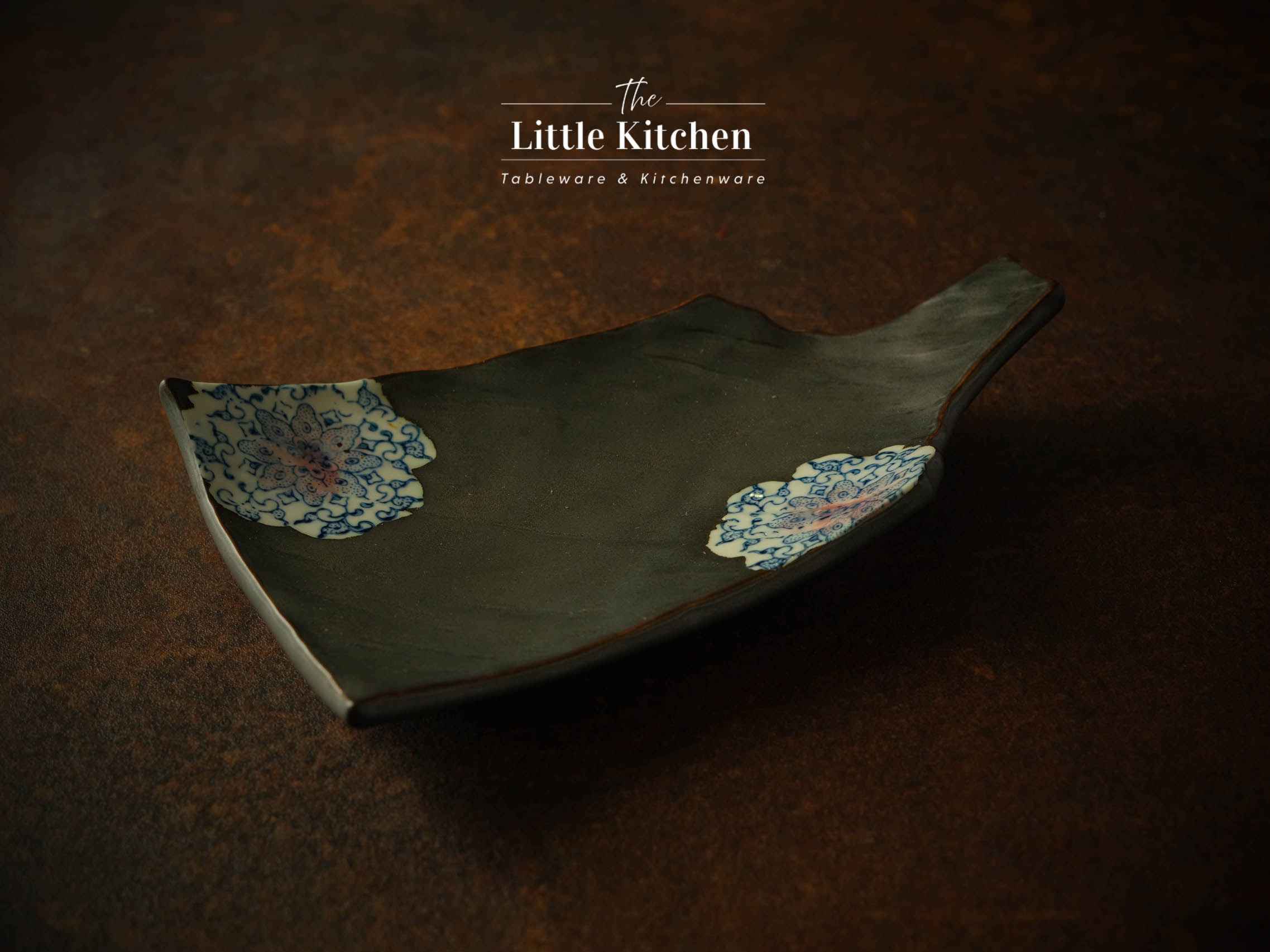 Bộ bát đĩa cao cấp phong cách Nhật Bản màu đen đắp hoa.