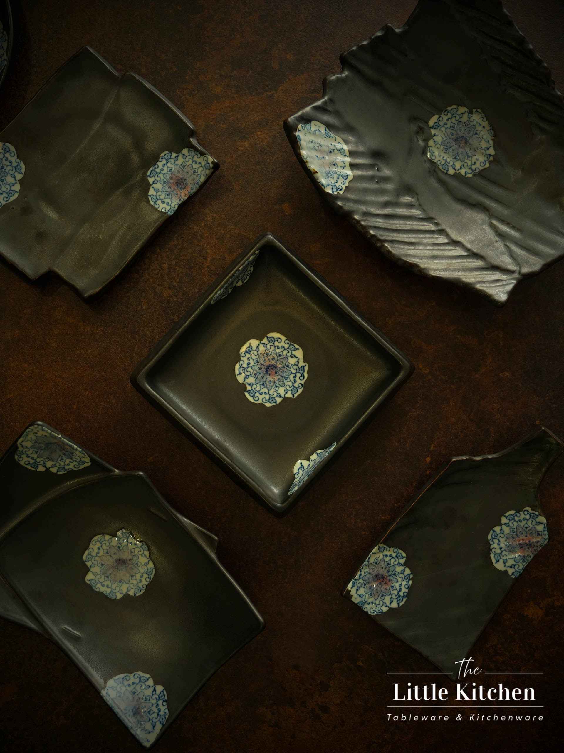 Bộ bát đĩa cao cấp phong cách Nhật Bản màu đen đắp hoa.