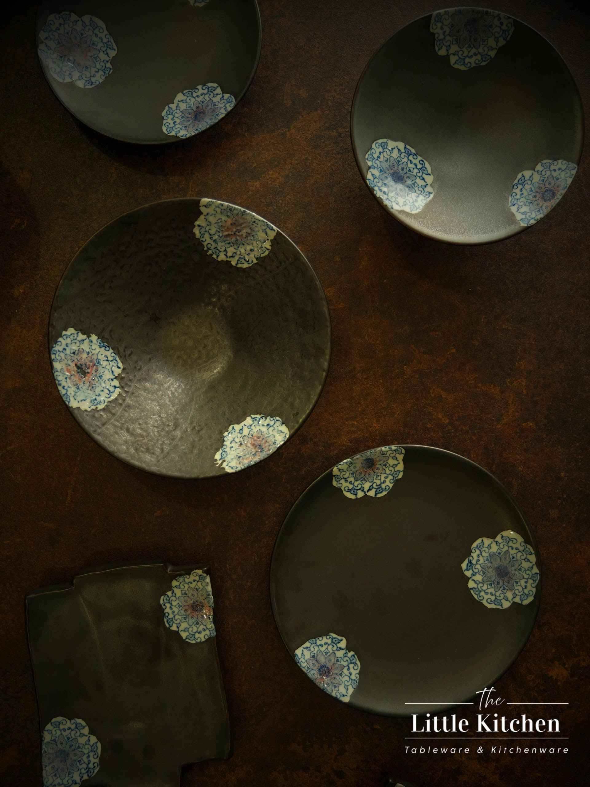 Bộ bát đĩa cao cấp phong cách Nhật Bản màu đen đắp hoa.