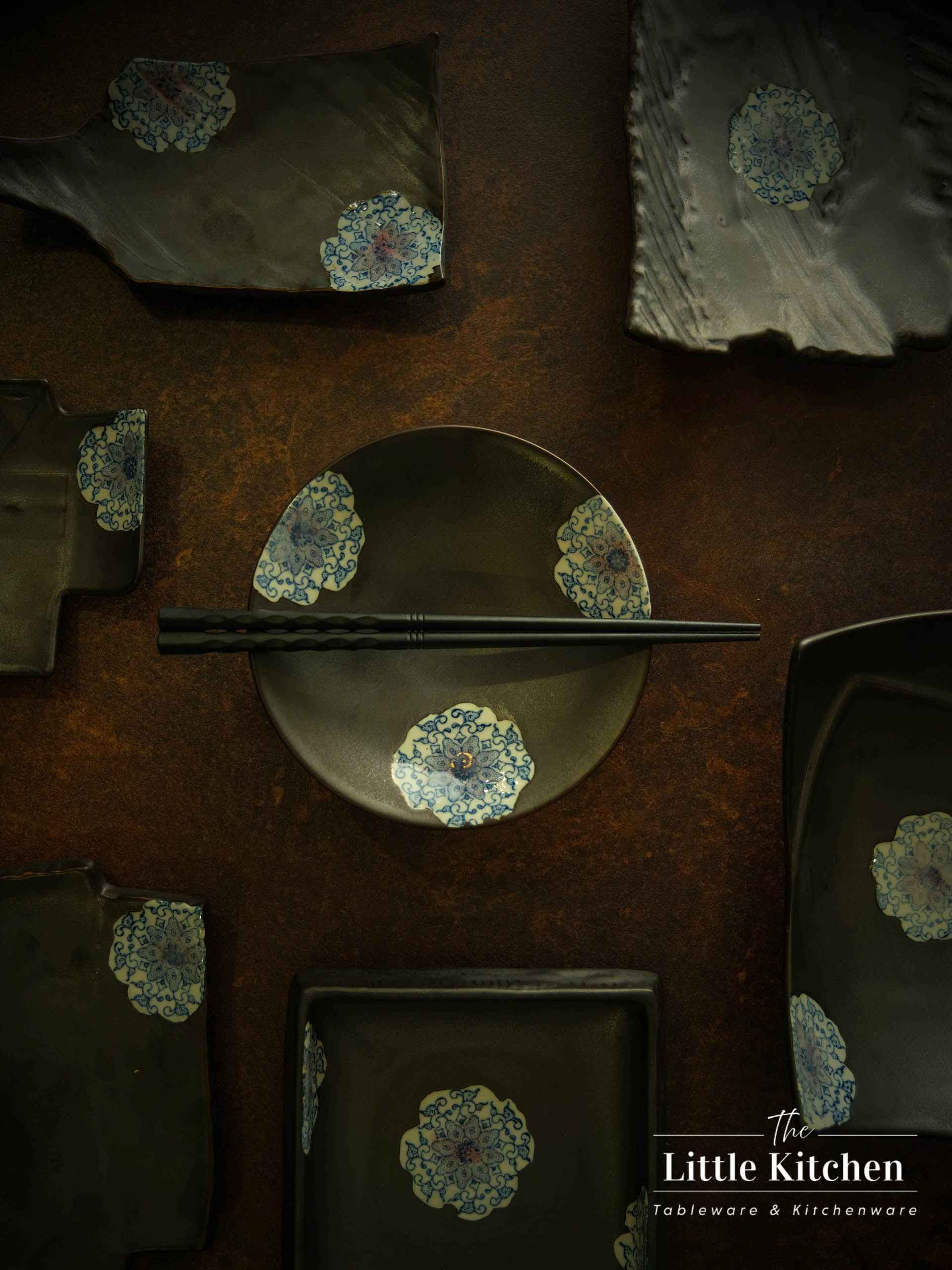 Bộ bát đĩa cao cấp phong cách Nhật Bản màu đen đắp hoa.