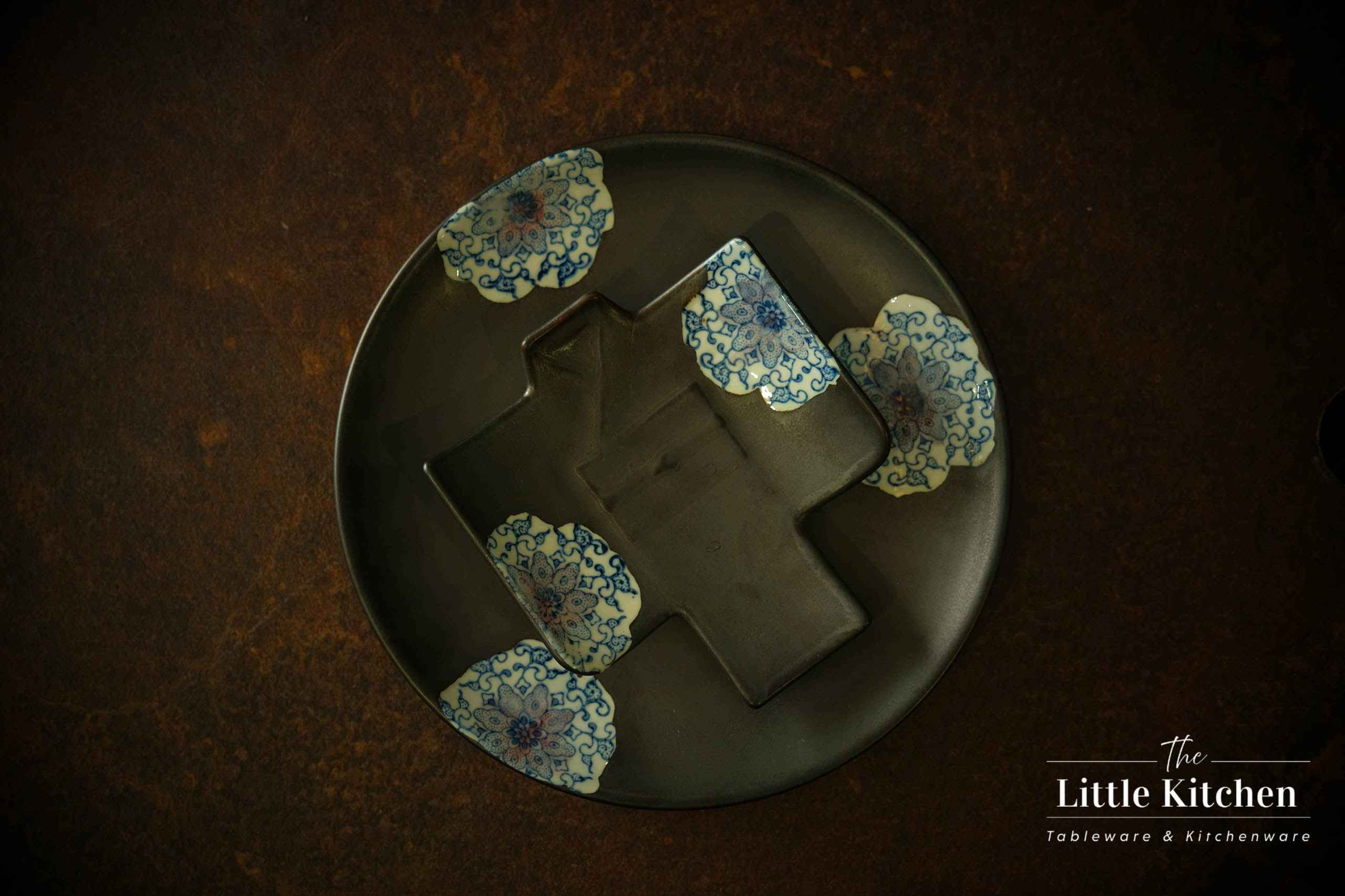 Bộ bát đĩa cao cấp phong cách Nhật Bản màu đen đắp hoa.