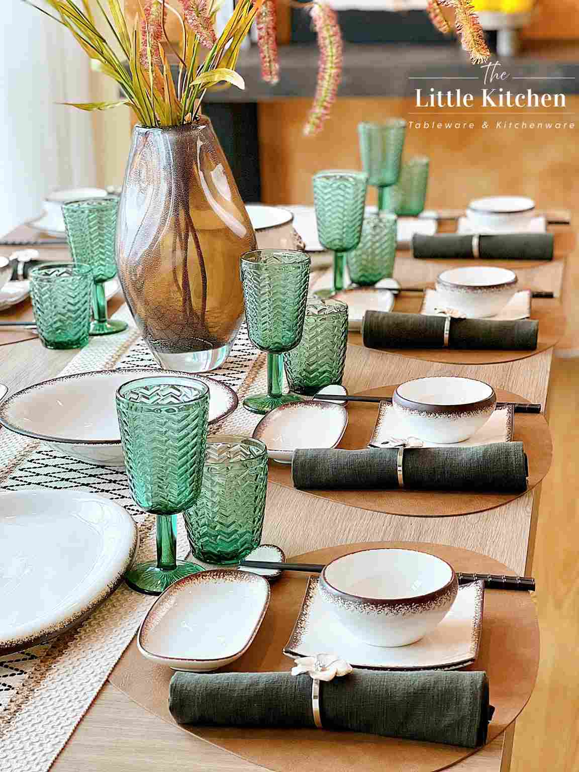 Set tiệc trắng viền nâu phong cách Á