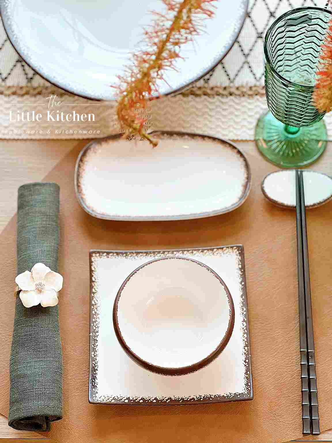 Set tiệc trắng viền nâu phong cách Á