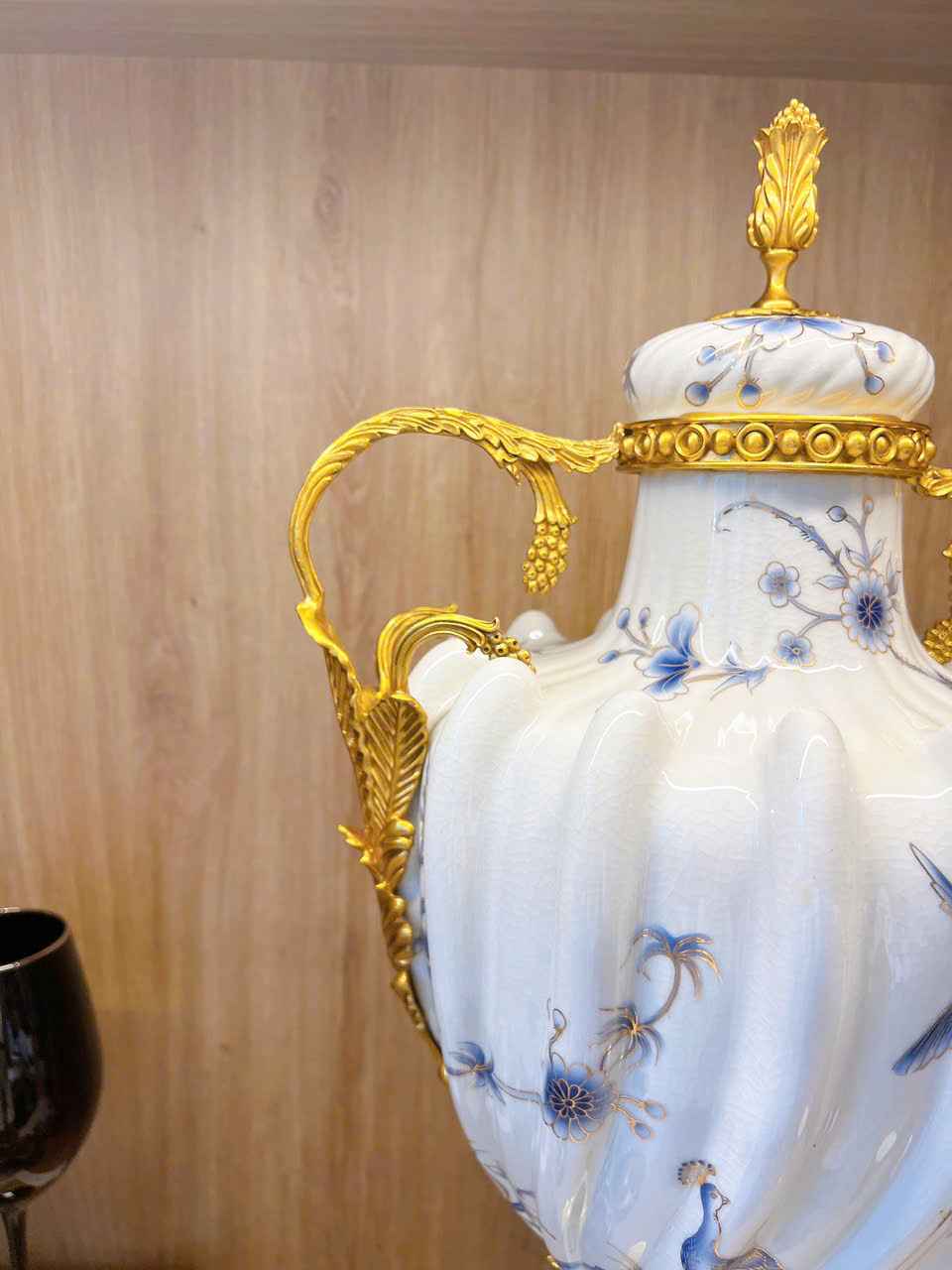 Cúp sứ đồng hoa xanh