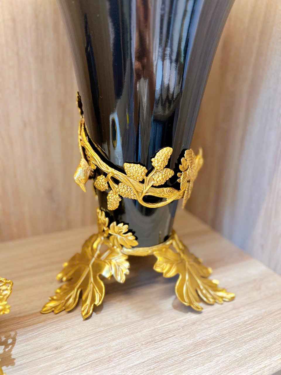 Bình sứ đồng loe đen chân hoa