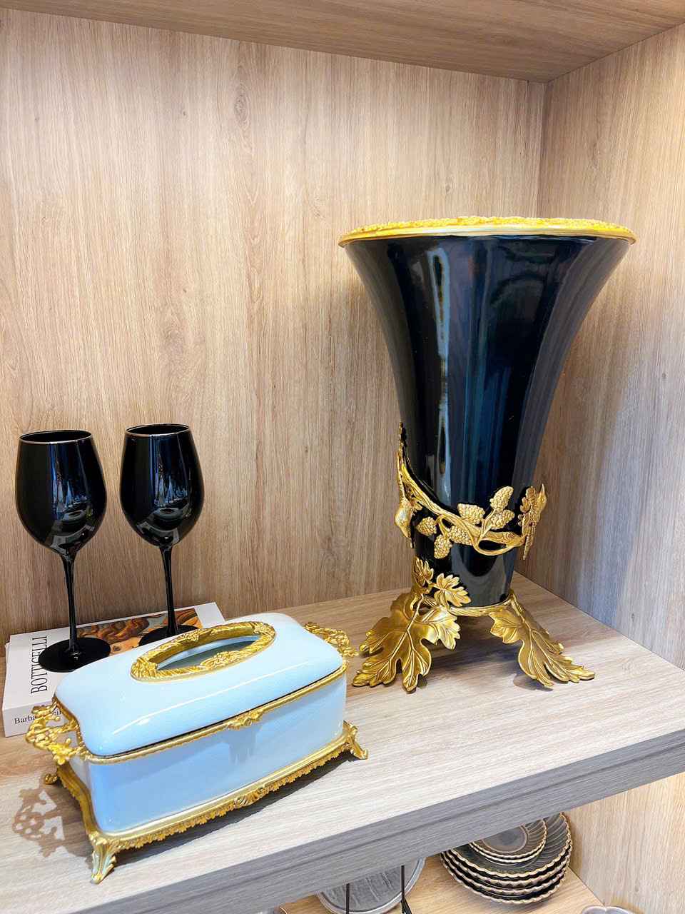 Bình sứ đồng loe đen chân hoa