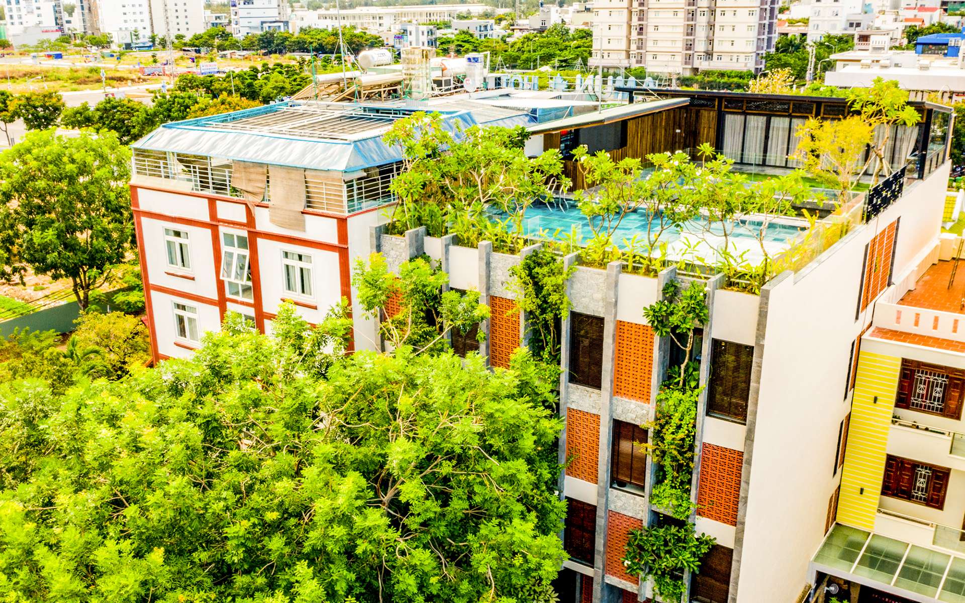 Chiêm ngưỡng khách sạn xanh mướt ngay sát bãi biển Mỹ Khê