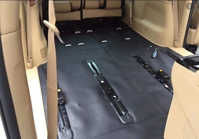 cắt da làm thảm lót sàn ô tô khổ lớn