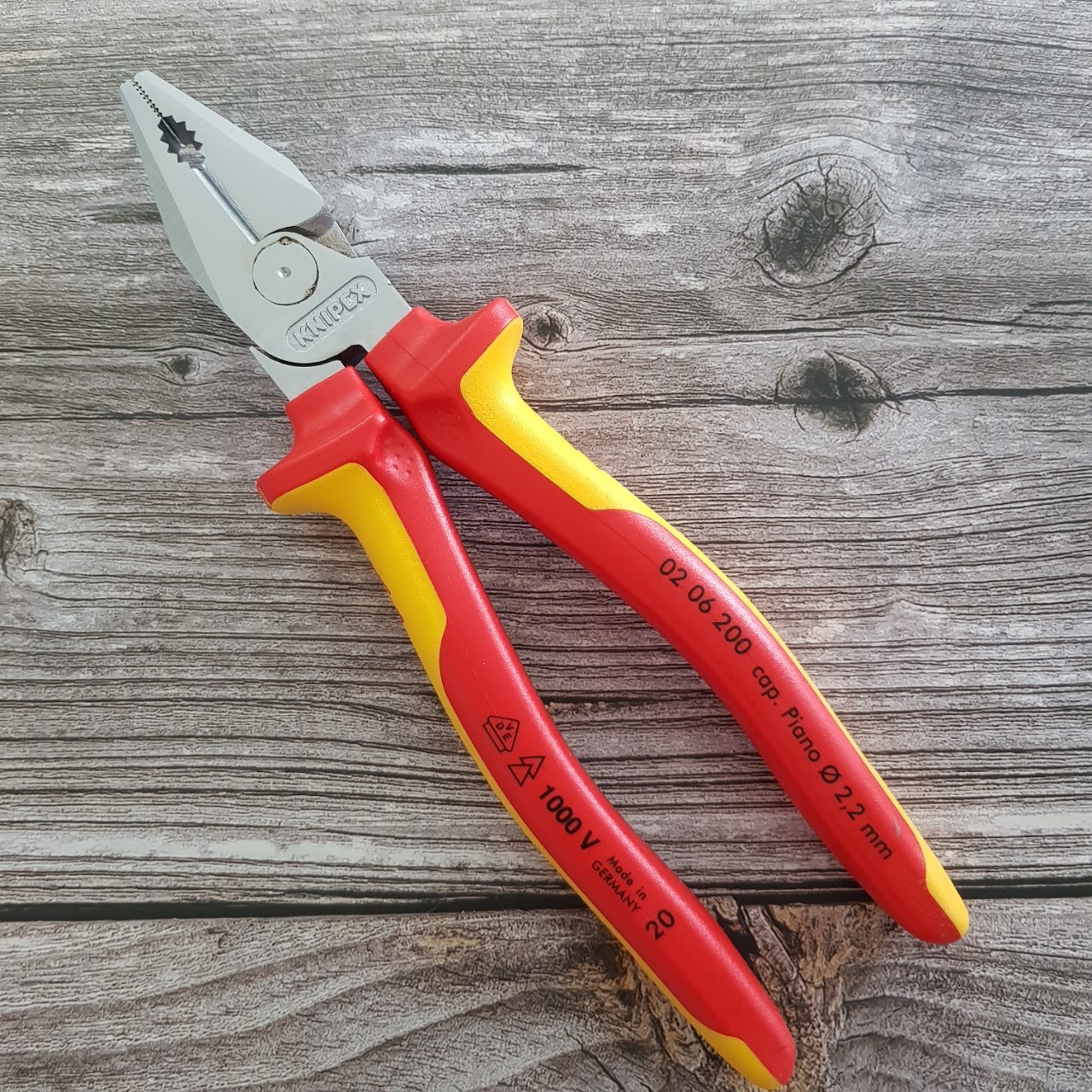 TAY CẦM VÀNG ĐỎ