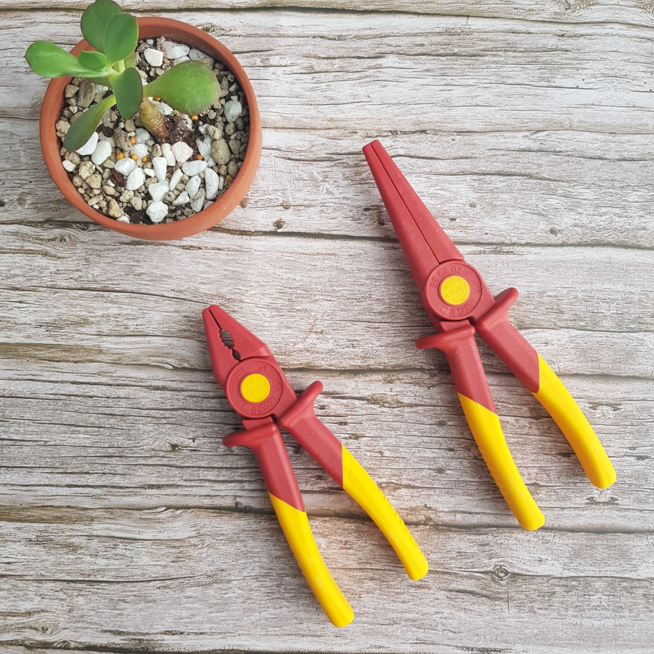 KÌM NHỰA 1000 VOLT