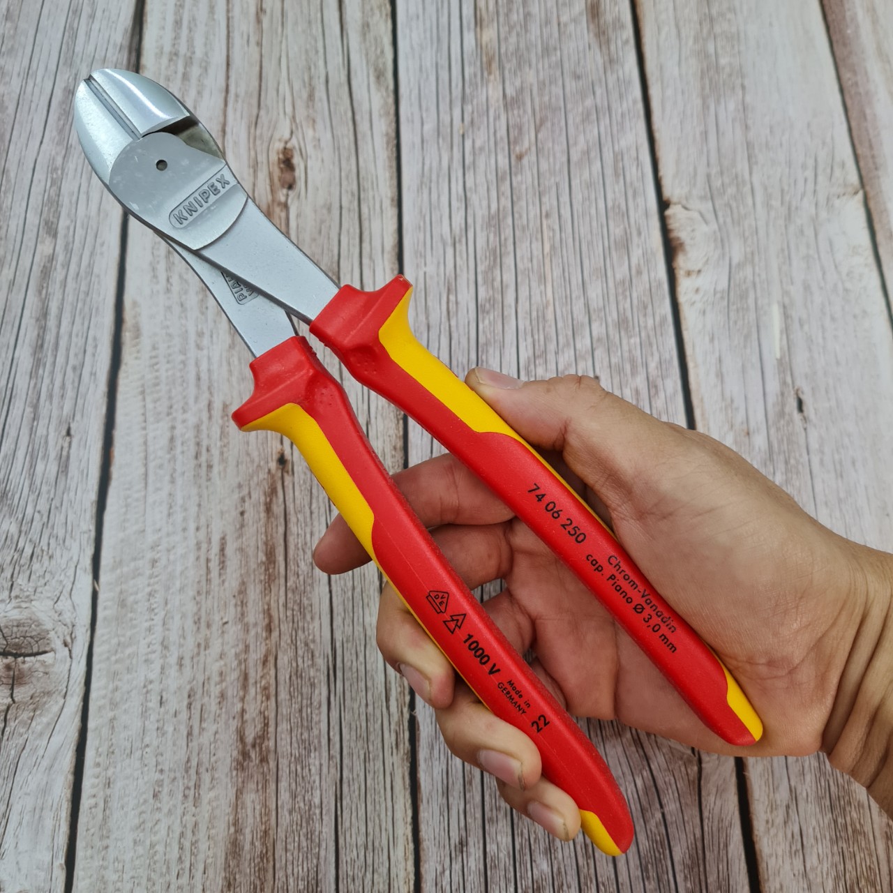 Kìm Cắt Knipex 74 06 250