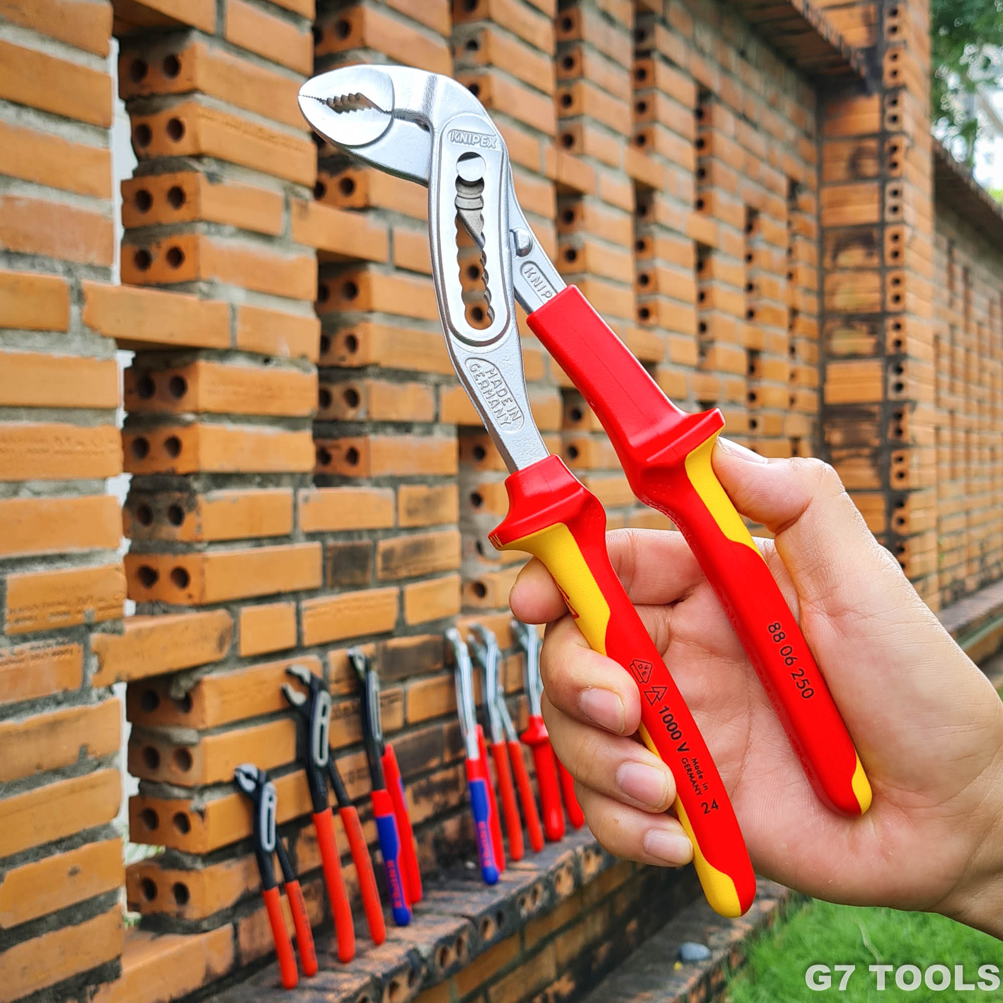 Trên tay kìm Nước Knipex Alligator 88 06 250