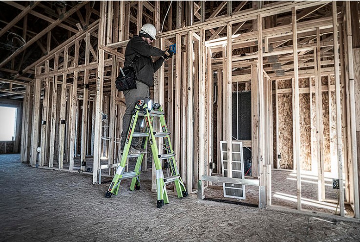 Thợ điện sử dụng thang sợi thủy tinh Little Giant Fiberglass Model 17 cách điện an toàn