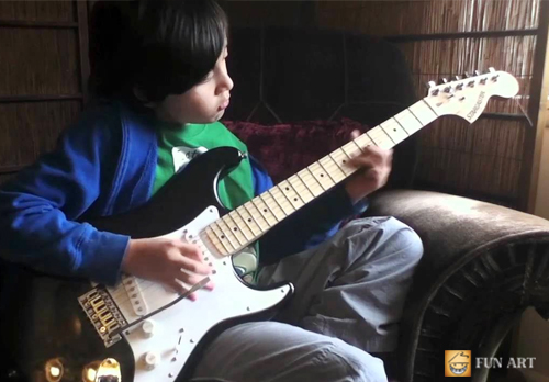 Chơi đàn guitar giúp phát triển tư duy ở trẻ nhỏ