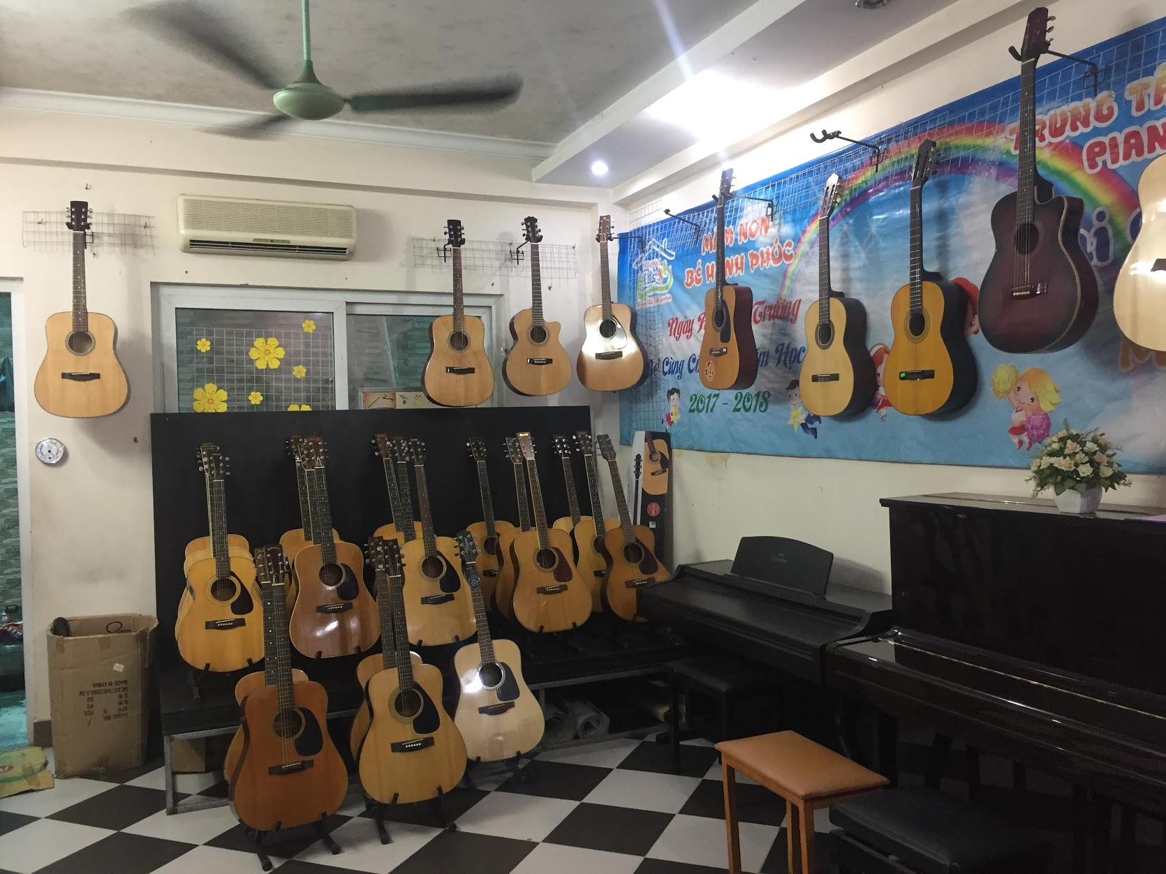 nhạc cụ fun art - góc bầy đàn piano và guitar