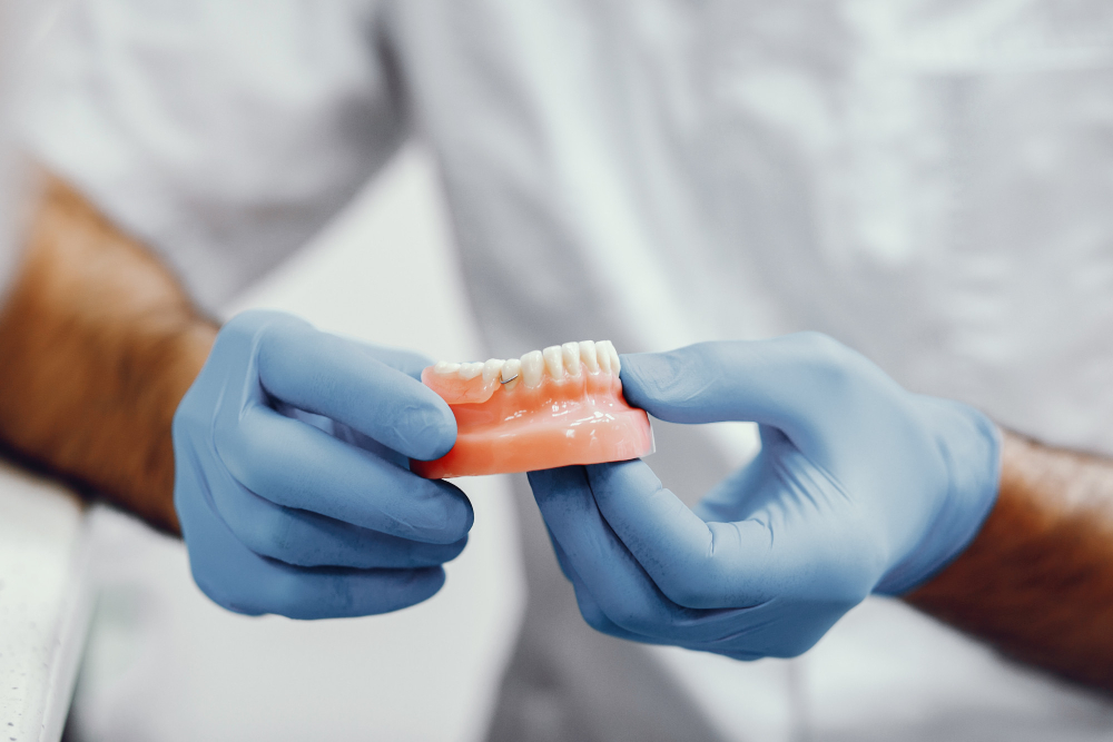 Kỹ thuật phục hình răng học phí thế nào? Lương ngành kỹ thuật phục hình răng