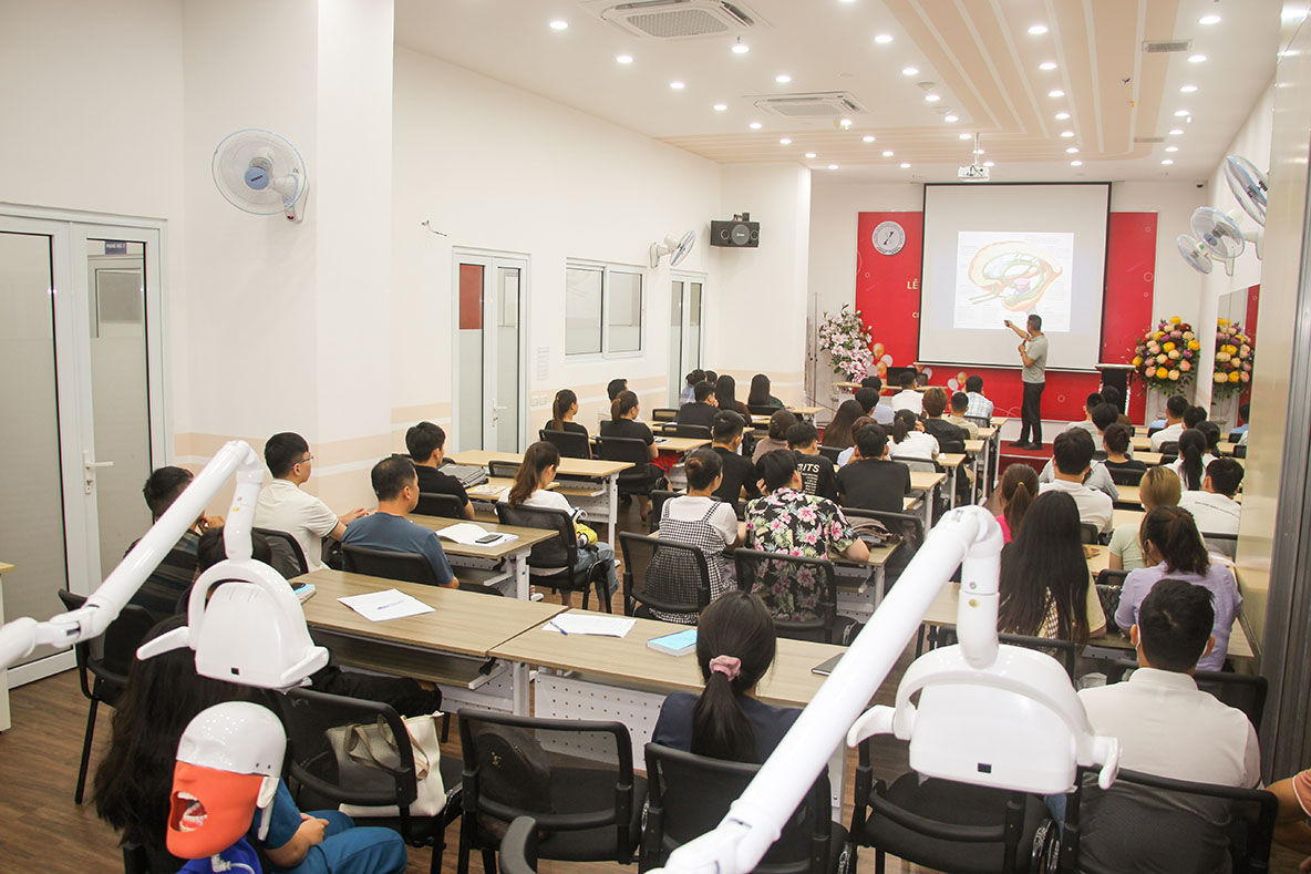 Học sinh Trường Y khoa Việt Nam tham gia buổi chia sẻ về giải phẫu đầy hữu ích