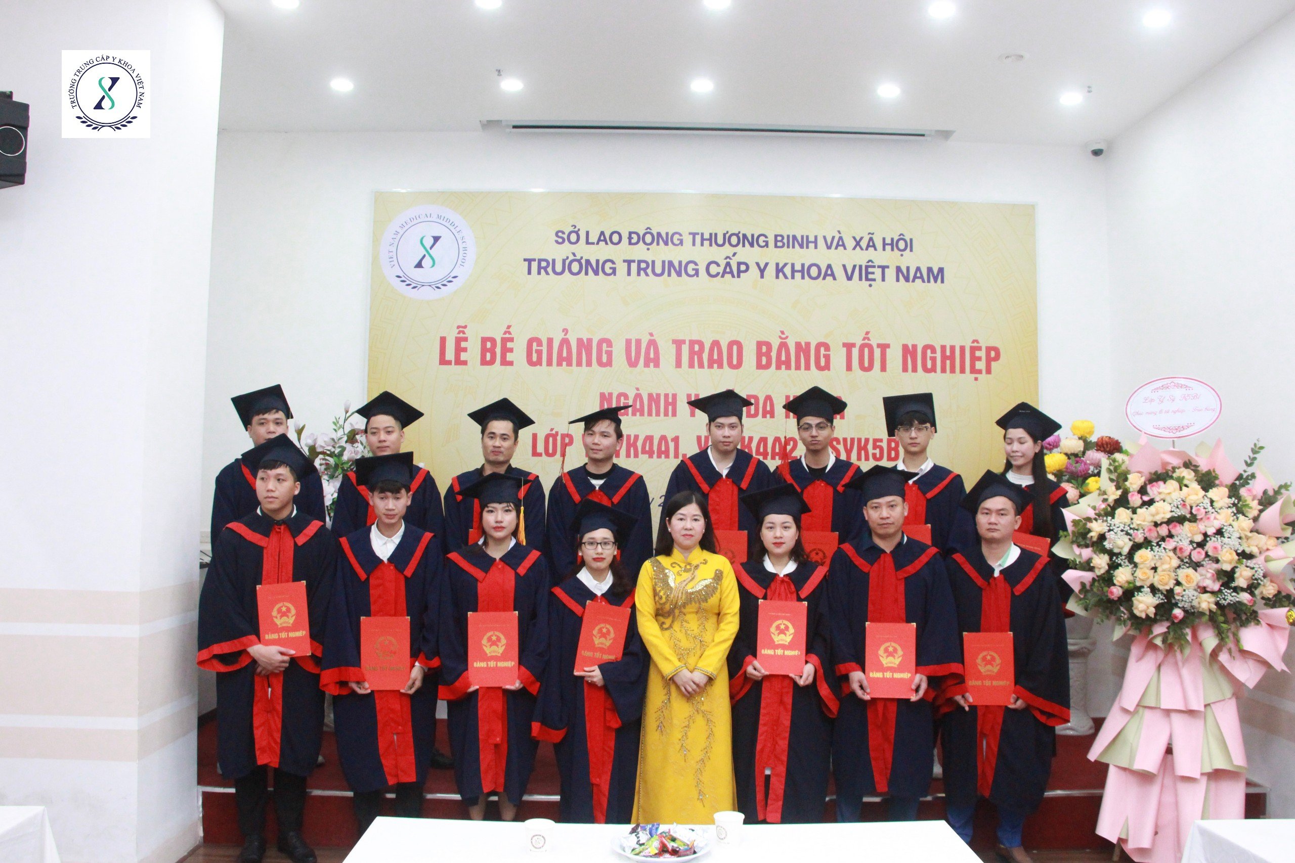 Trường Trung cấp Y khoa Việt Nam tổ chức lễ bế giảng và trao bằng tốt nghiệp sinh viên ngành Y sỹ