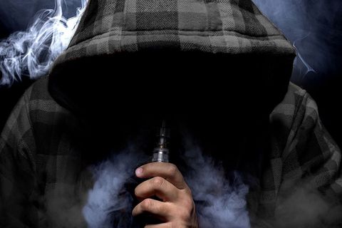 Hướng dẫn Hút Vape đúng cách tạo nhiều khói và an toàn dành cho người mới