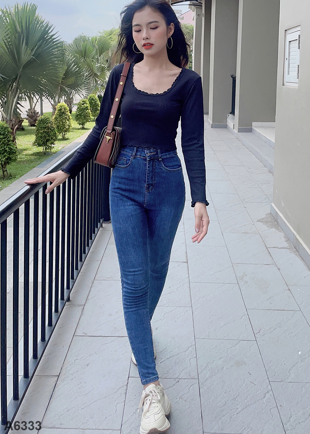 Áo croptop viền ren tay dài đen A6333