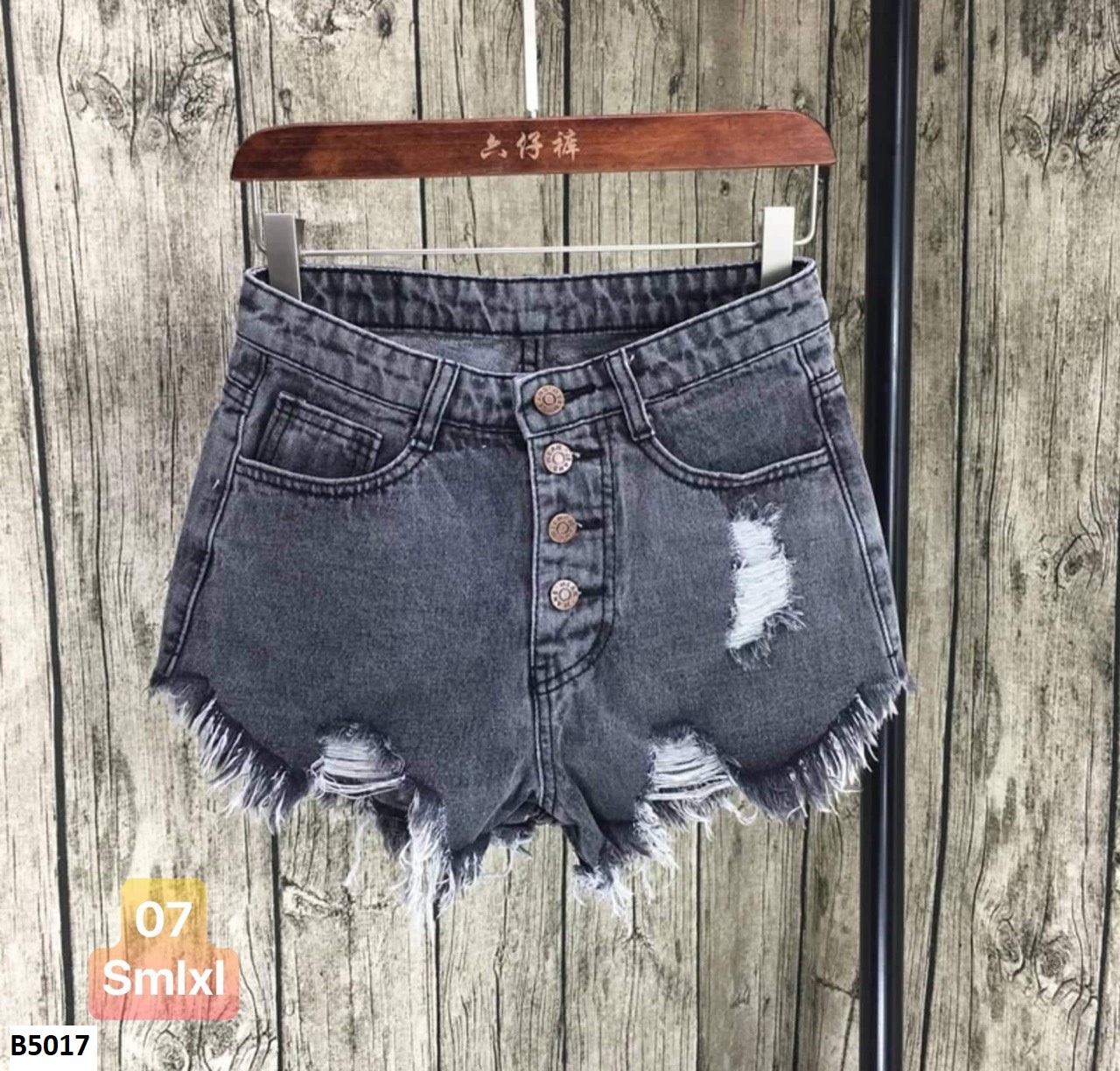 Quần jean short nhiều nút tua đen B5017