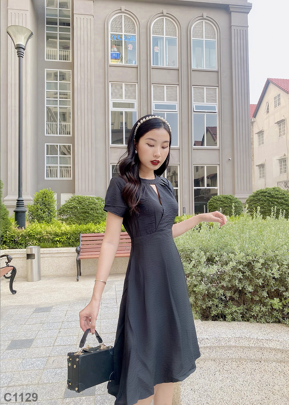 Đầm LOREN xòe cổ tròn đen C1129