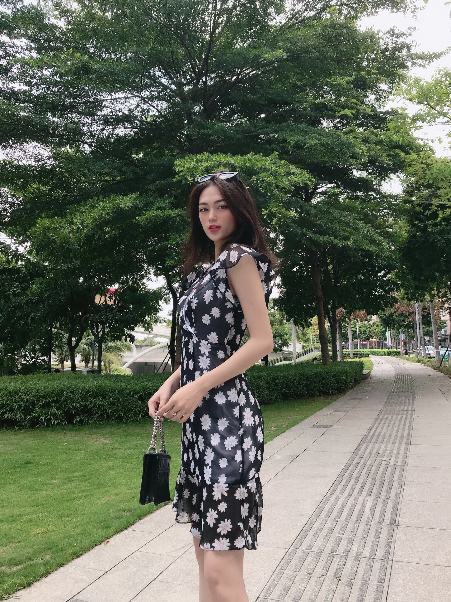 Đầm LOREN hoa cúc xòe đen C1138