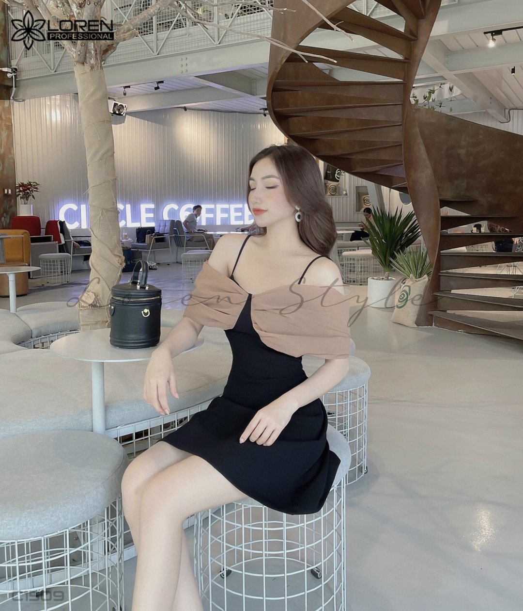 Đầm xèo trễ vai tay phồng đen C1509