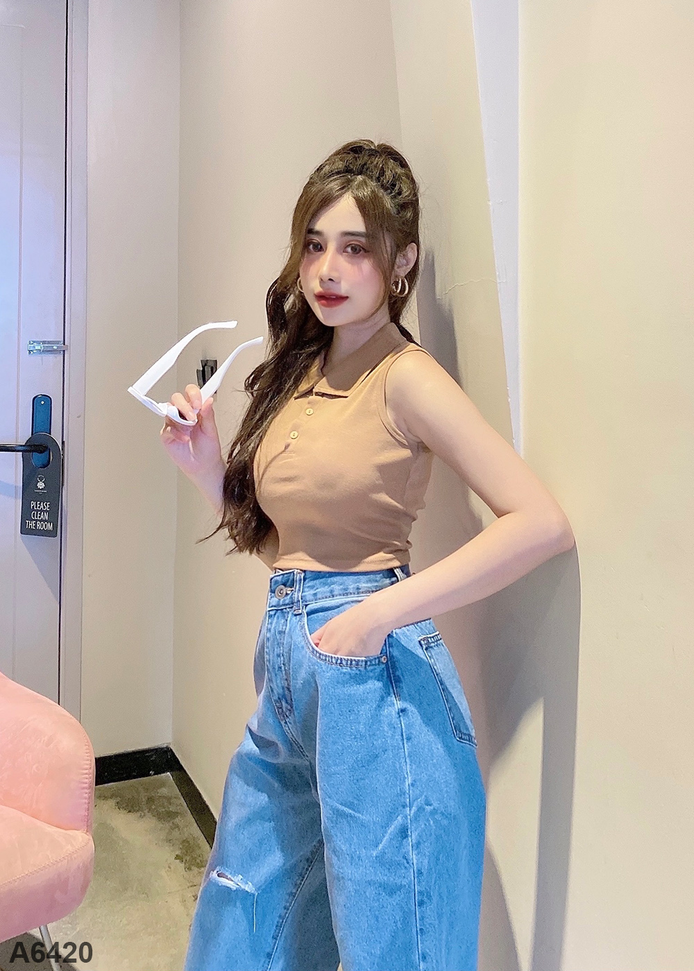 Áo croptop sát nách cổ trụ nâu A6420