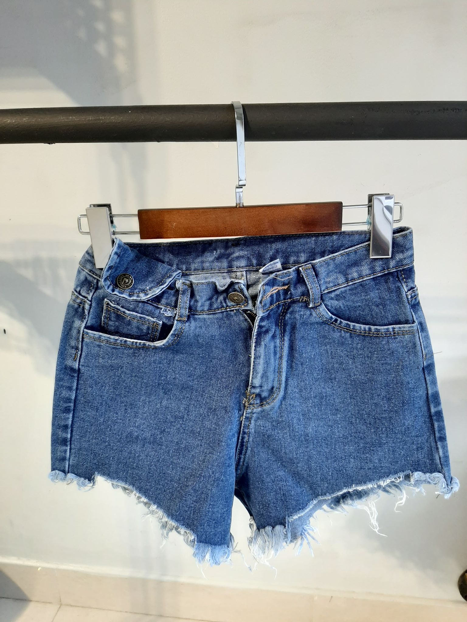 Quần jean short kiểu túi tua xanh B5024