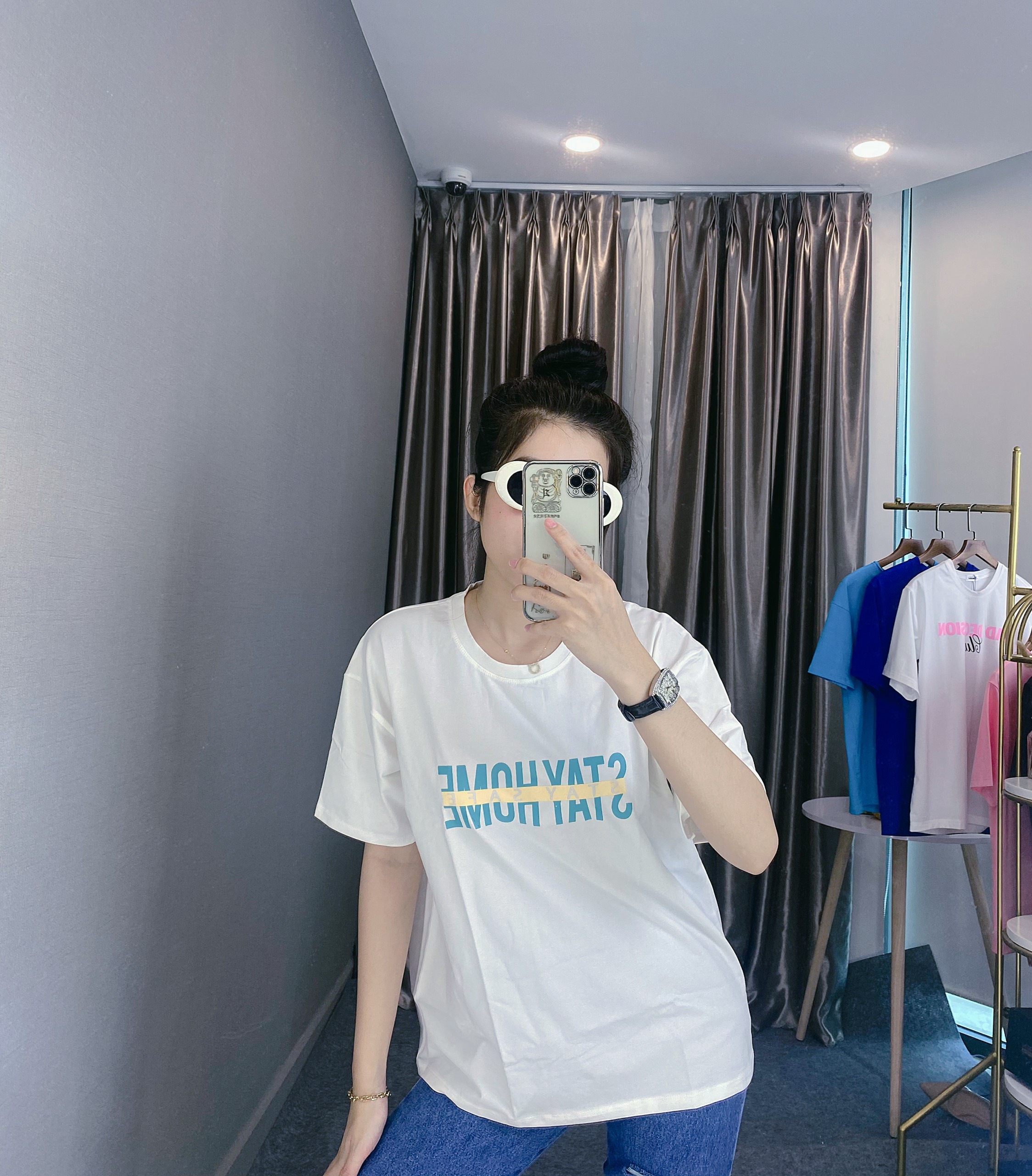 Áo thun nữ in chữ Stay Safe trắng A2780