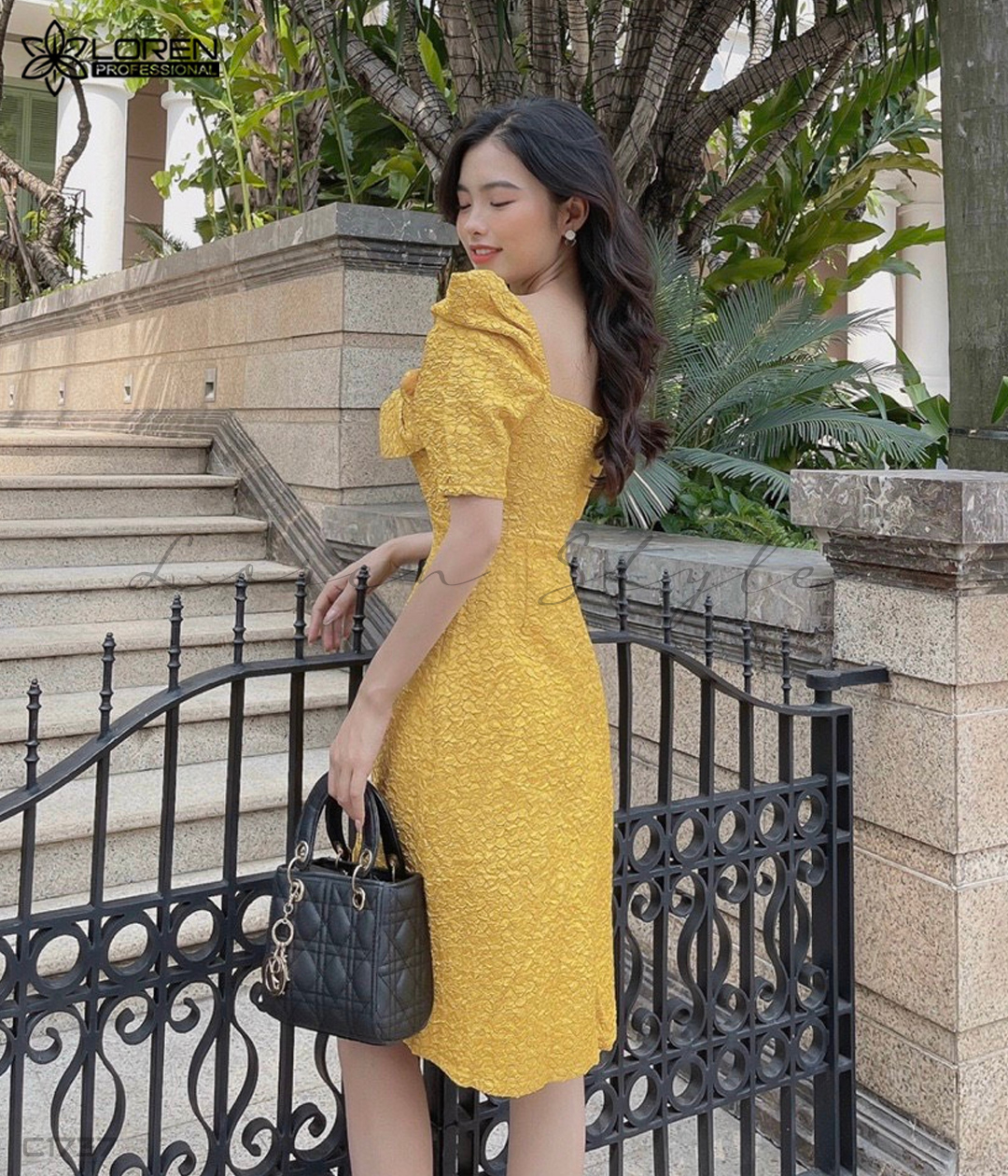 Đầm gấm xòe nơ ngực vàng C1737