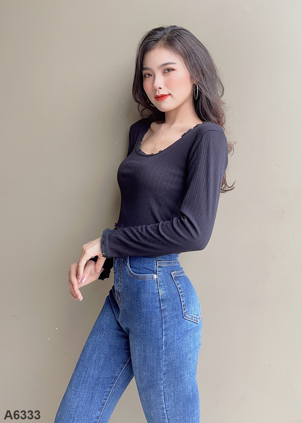 Áo croptop viền ren tay dài đen A6333