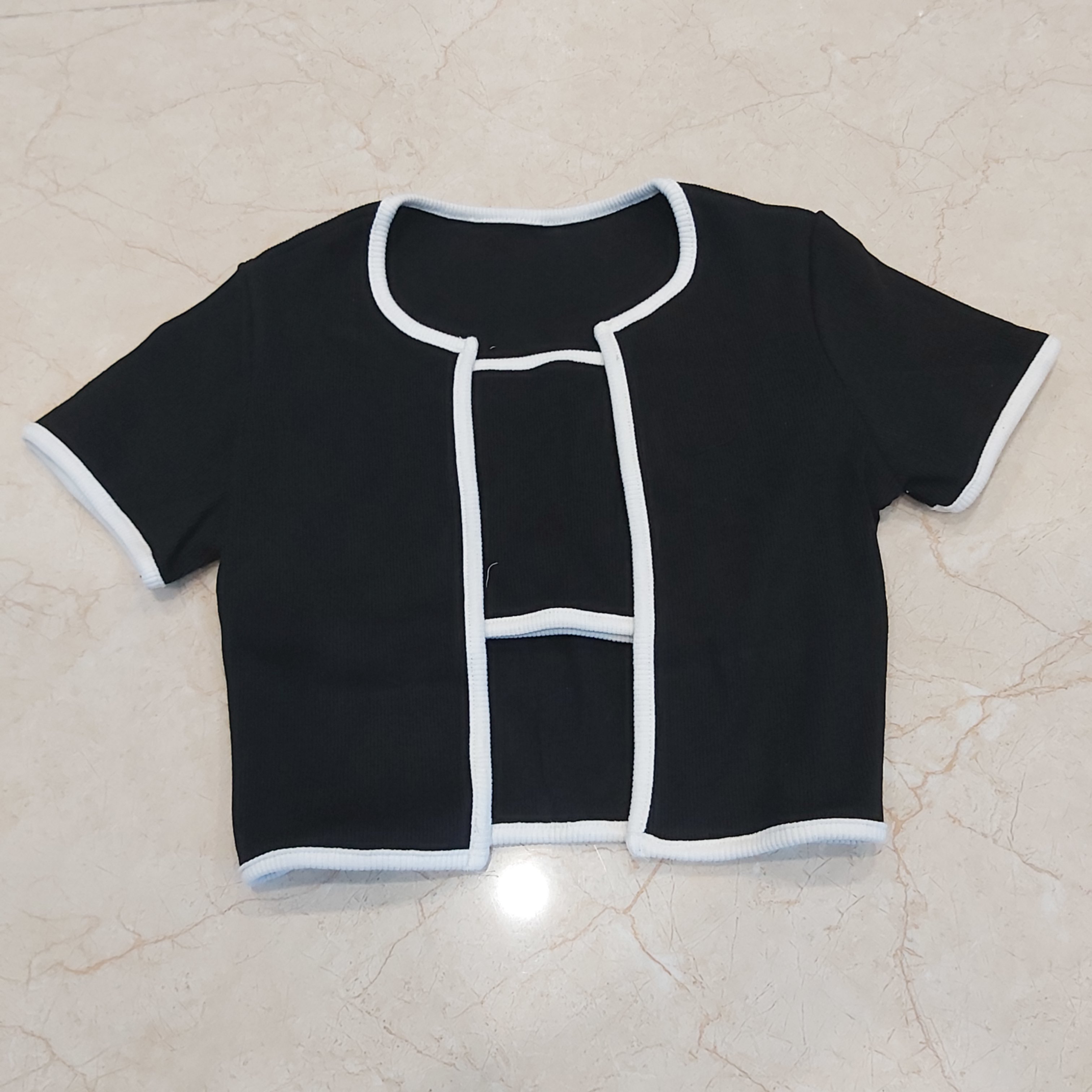 Áo croptop ống viền đen A6410