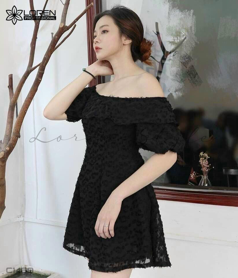 Đầm lông vũ bẹt vai đen C1469