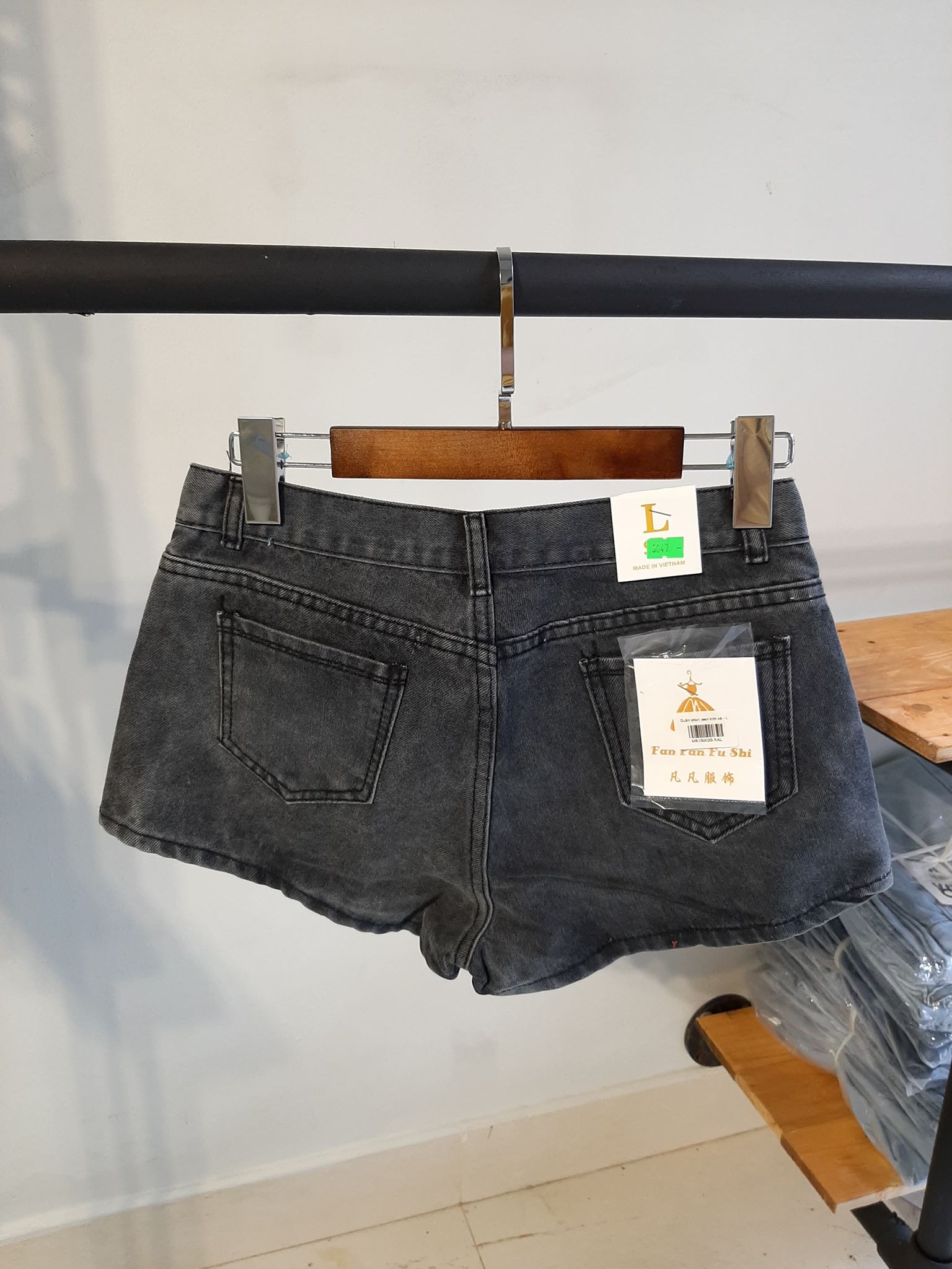 Quần jean short xẻ đùi đen B5025