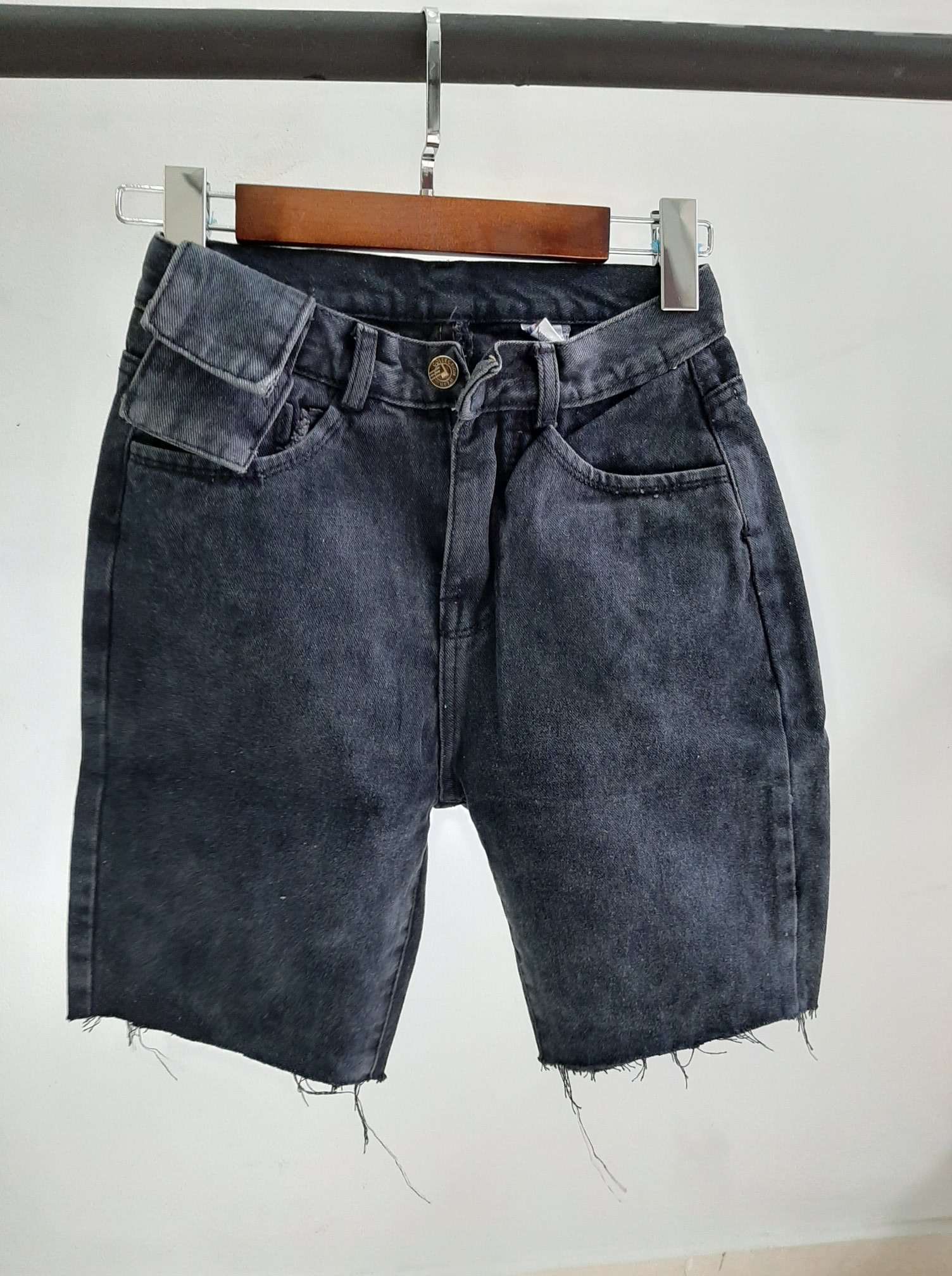 Quần jean ngố kiểu túi tua đen B5055