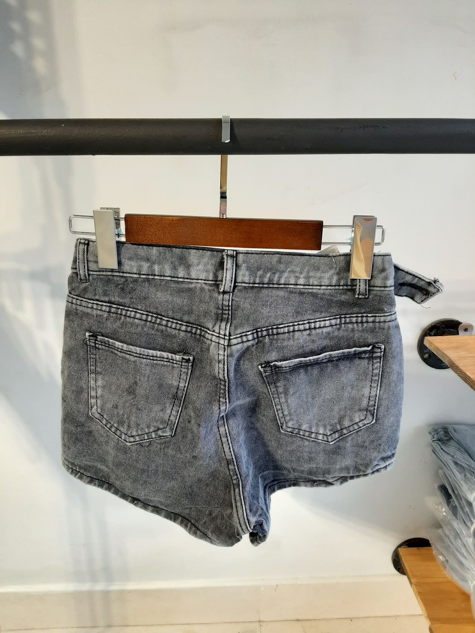 Quần jean short trơn đen B5026